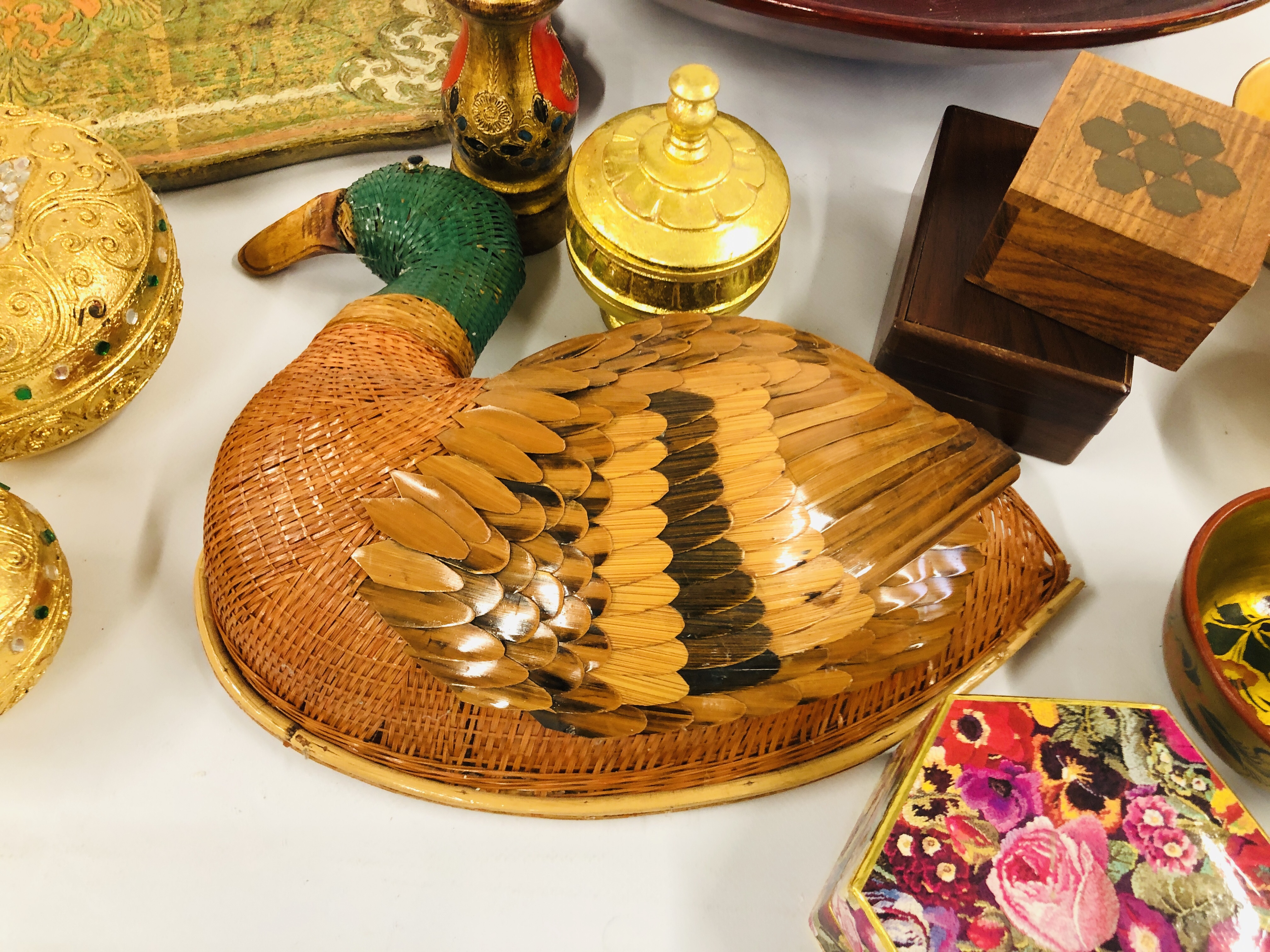 A LARGE LACQUERED BAMBOO DISH ALONG WITH VARIOUS TREEN AND GILT FINISH TRINKET BOXES AND DECORATIVE - Image 5 of 7