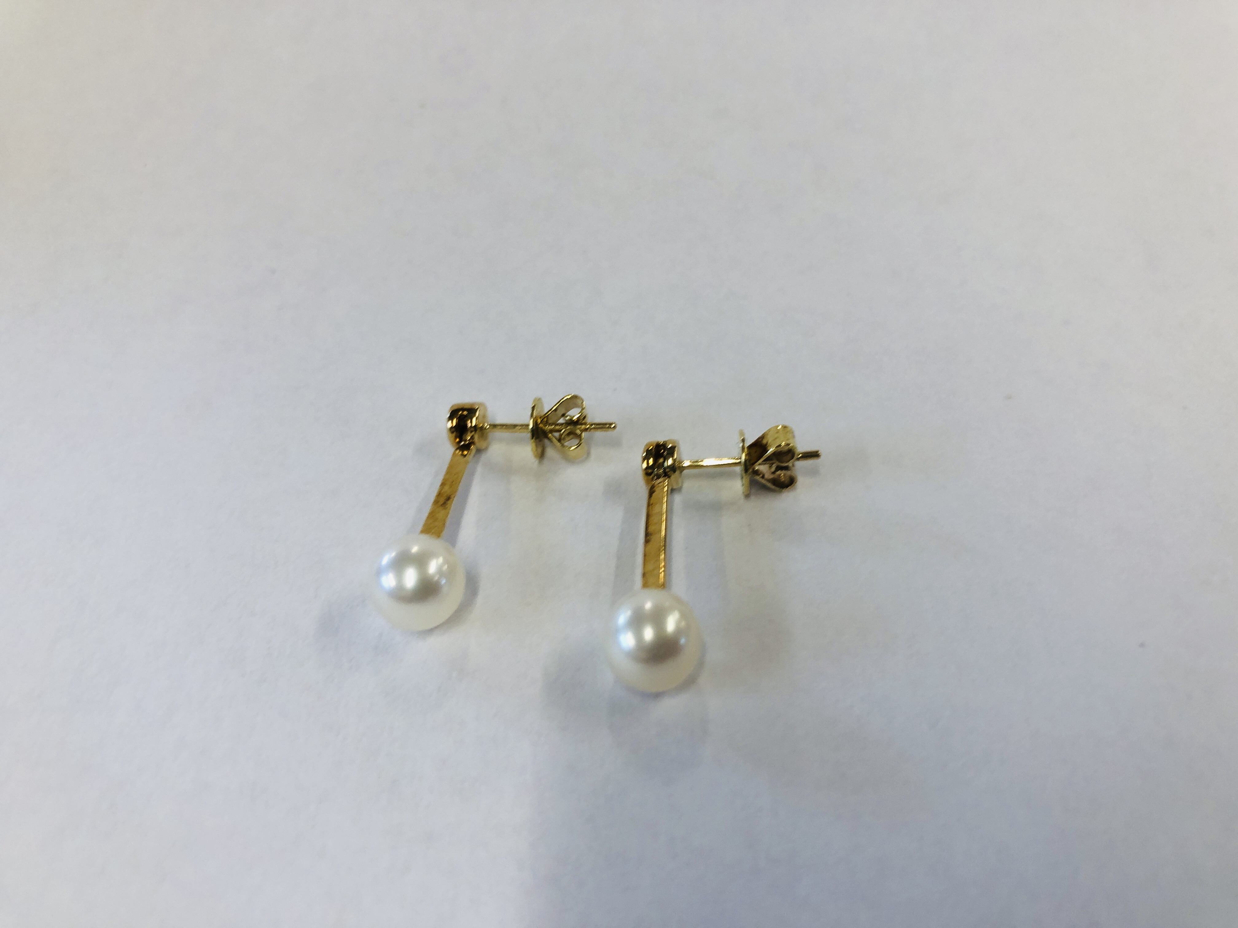 A 9 CARAT GOLD PEARL NECKLACE AND EARRING SET. - Image 5 of 13