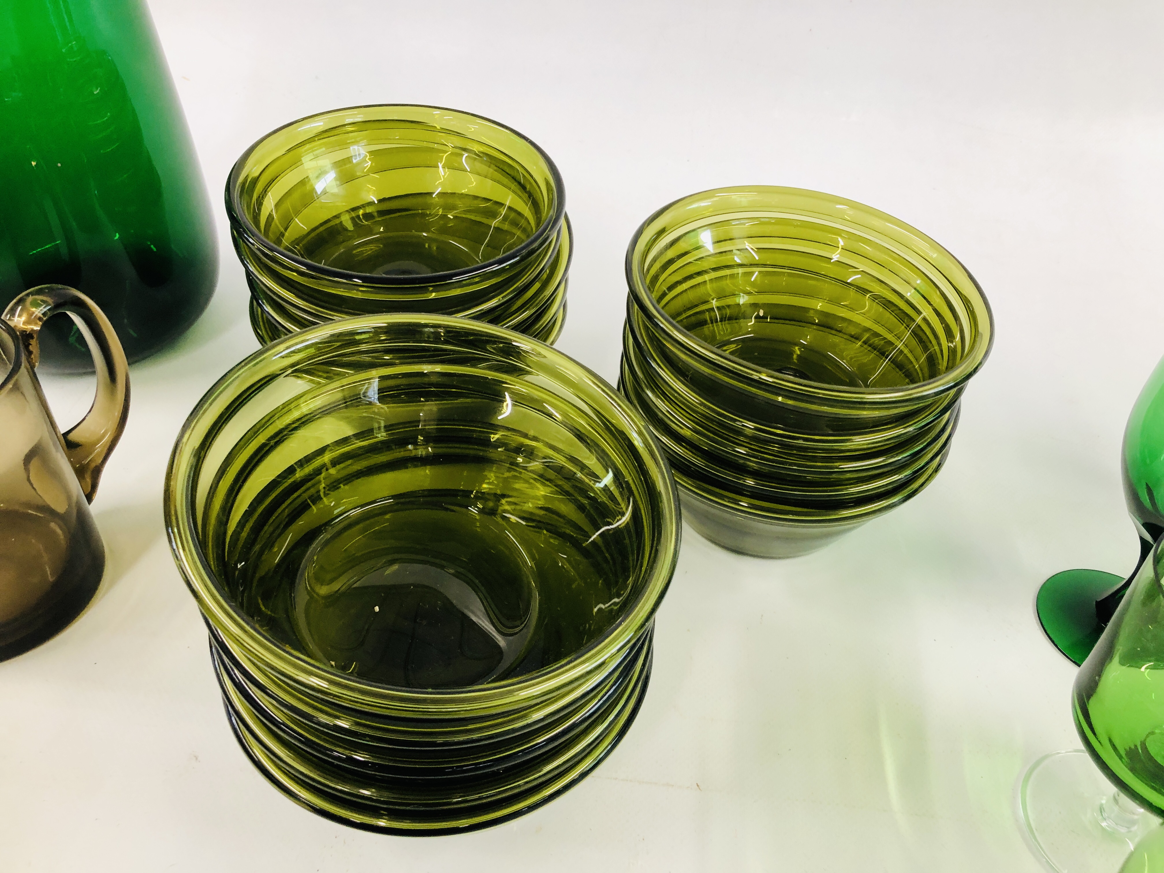 AN EXTENSIVE COLLECTION OF ASSORTED GREEN GLASSWARE TO INCLUDE STUDIO PLATES AND DRINKING GLASSES - Image 6 of 16