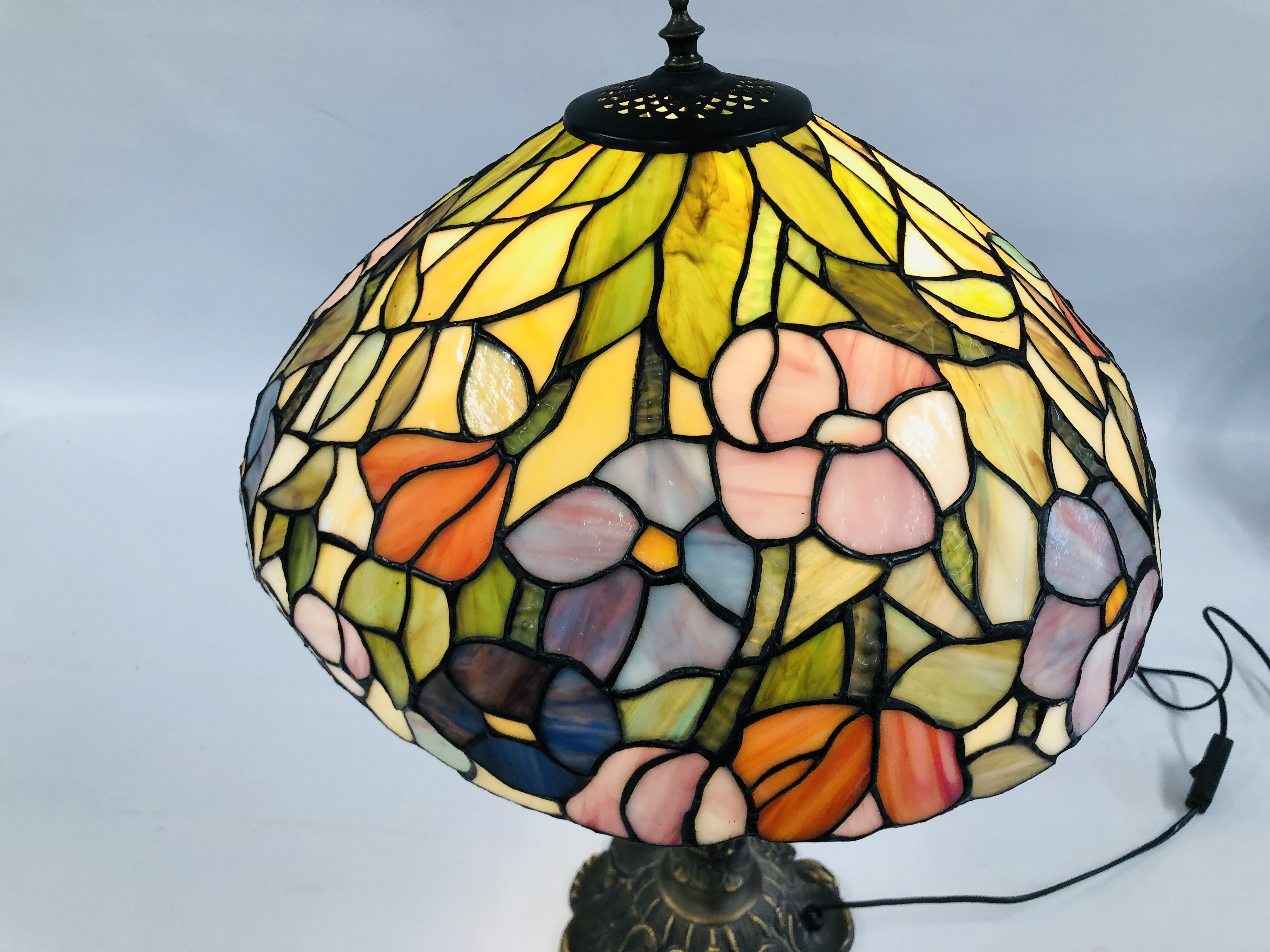 A REPRODUCTION TIFFANY INSPIRED STAINED GLASS TABLE LAMP AND SHADE - SOLD AS SEEN. - Image 3 of 8