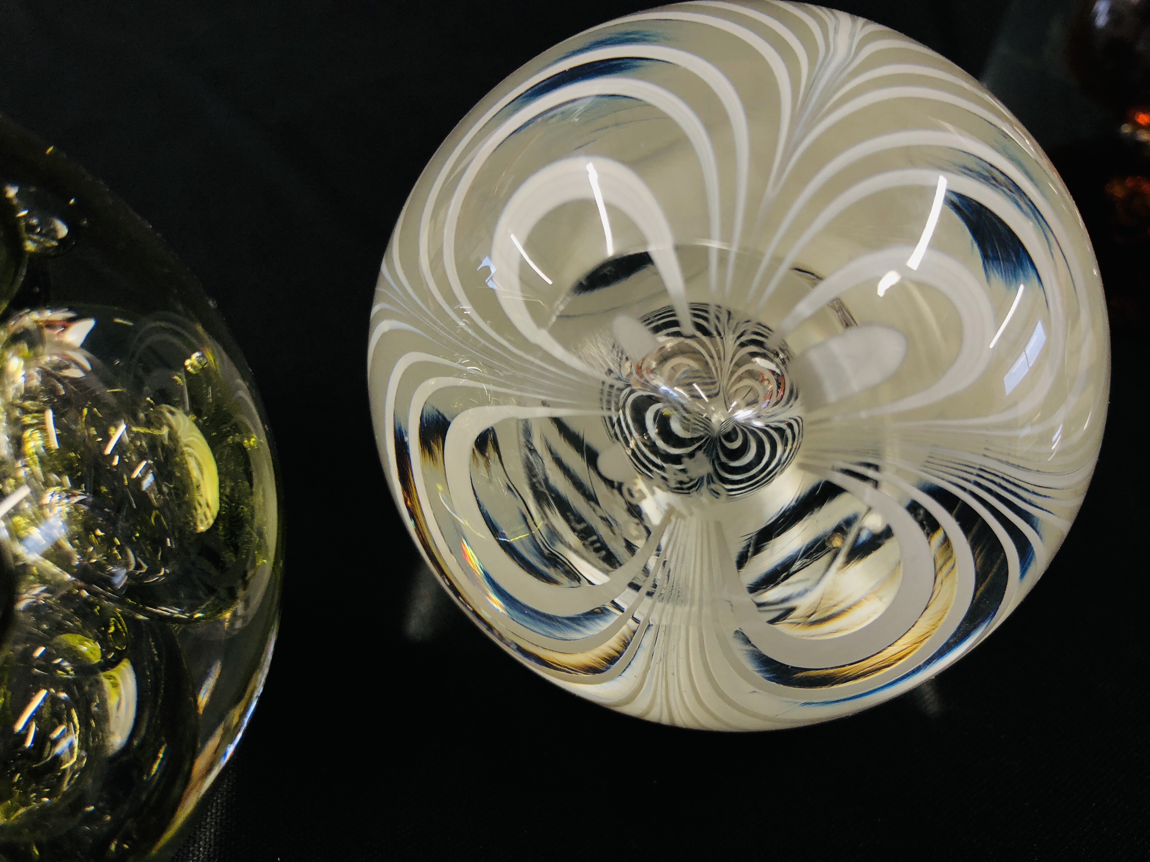 A GROUP OF 5 ART GLASS PAPERWEIGHTS TO INCLUDE LANGHAM AND A CONICAL EXAMPLE. - Image 7 of 8