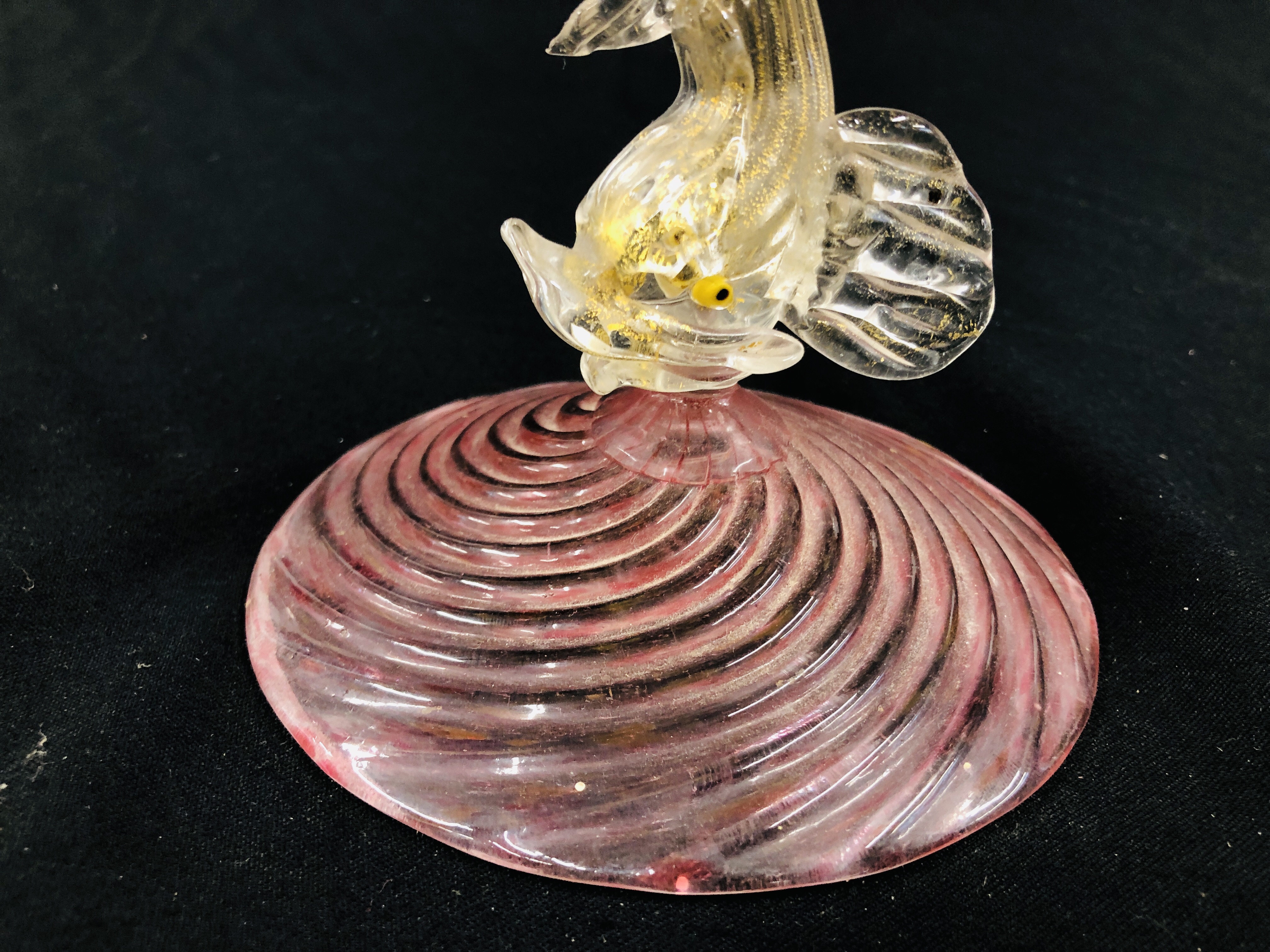 A VINTAGE VENETIAN PINK AND WHITE FIGURAL FISH CANDLESTICK - H 23CM. - Image 7 of 7