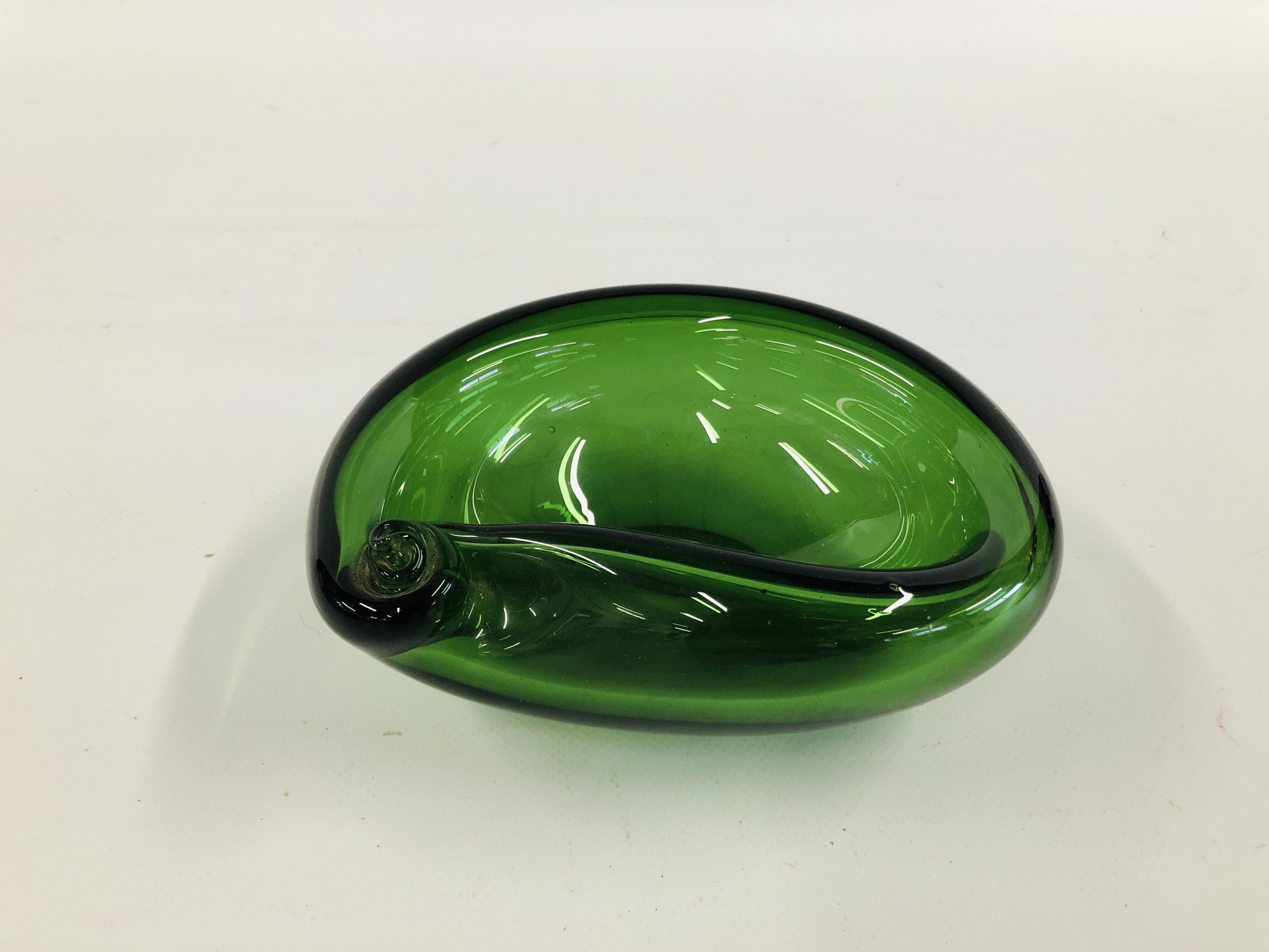 A SWEDISH GULLASKRUF GREEN GLASS BOWL BY HUGO GEHLIN, 17CM WIDE.