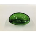 A SWEDISH GULLASKRUF GREEN GLASS BOWL BY HUGO GEHLIN, 17CM WIDE.