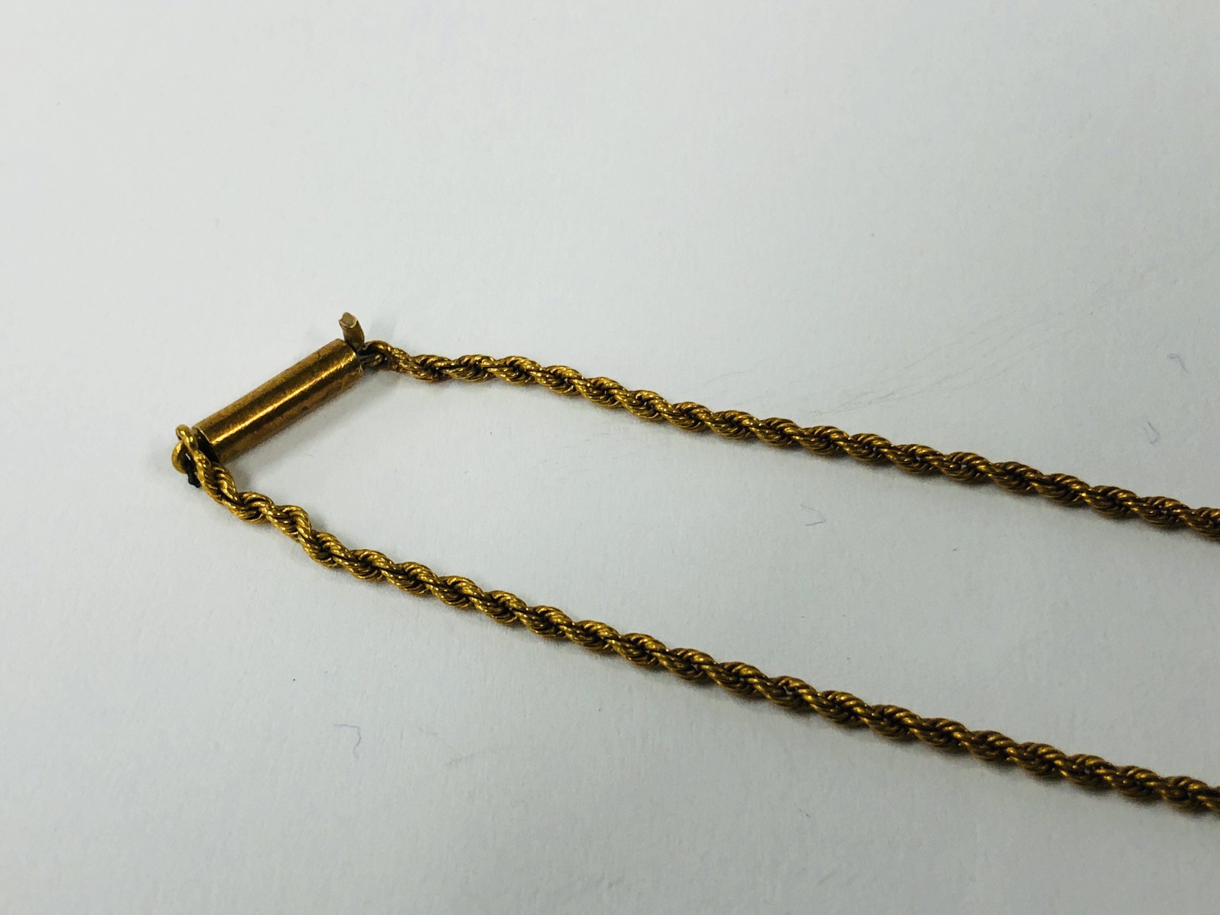 AN ANTIQUE CHILD'S YELLOW METAL ROPE DESIGN NECKLACE SET WITH SEED PEARLS, LENGTH 31CM. - Image 8 of 9