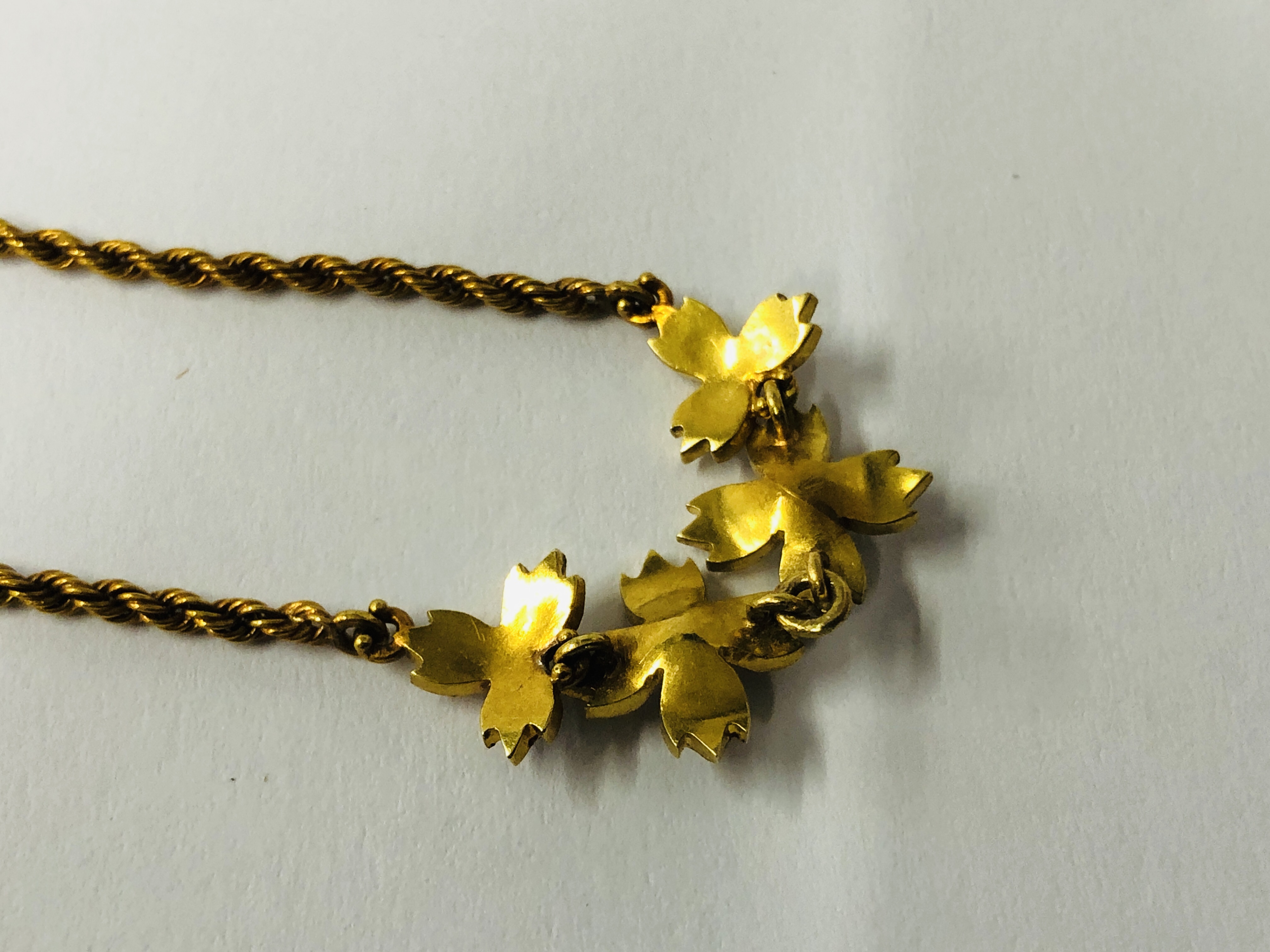 AN ANTIQUE CHILD'S YELLOW METAL ROPE DESIGN NECKLACE SET WITH SEED PEARLS, LENGTH 31CM. - Image 6 of 9