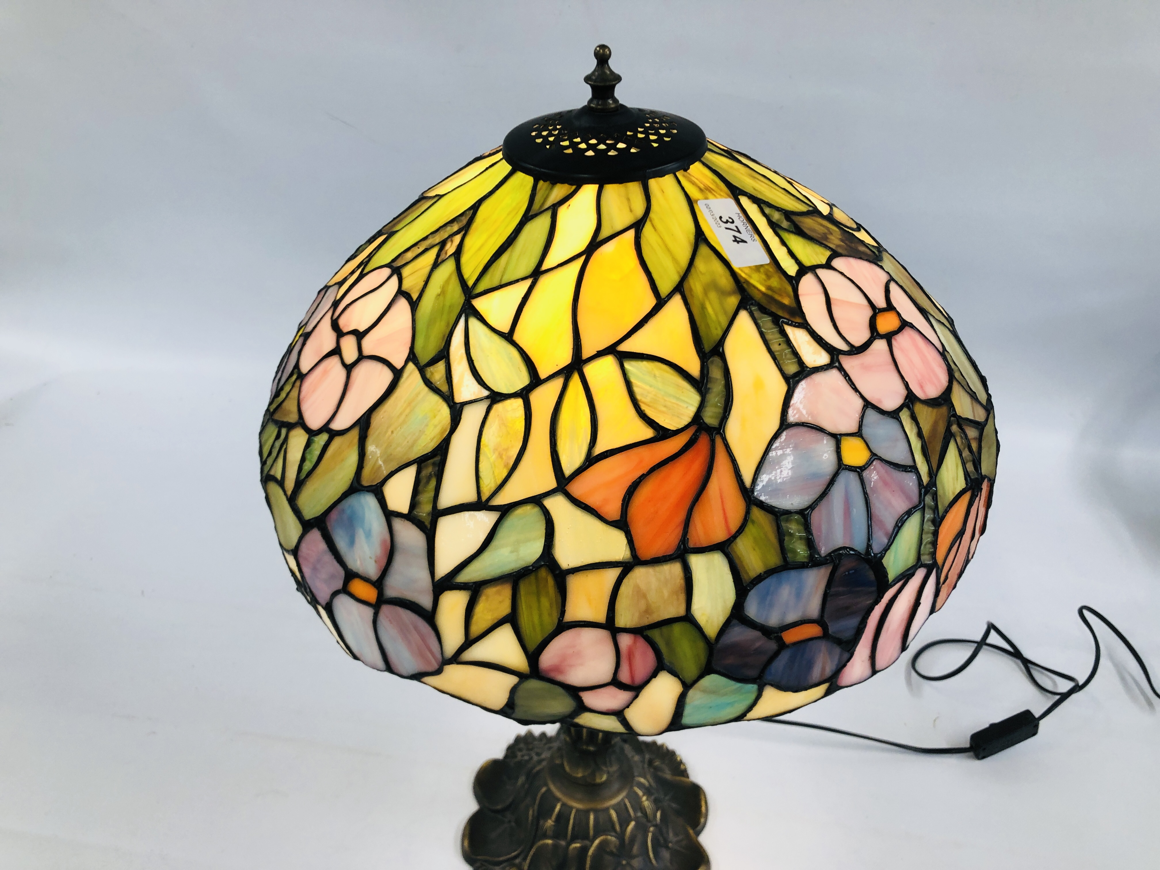 A REPRODUCTION TIFFANY INSPIRED STAINED GLASS TABLE LAMP AND SHADE - SOLD AS SEEN. - Image 2 of 8