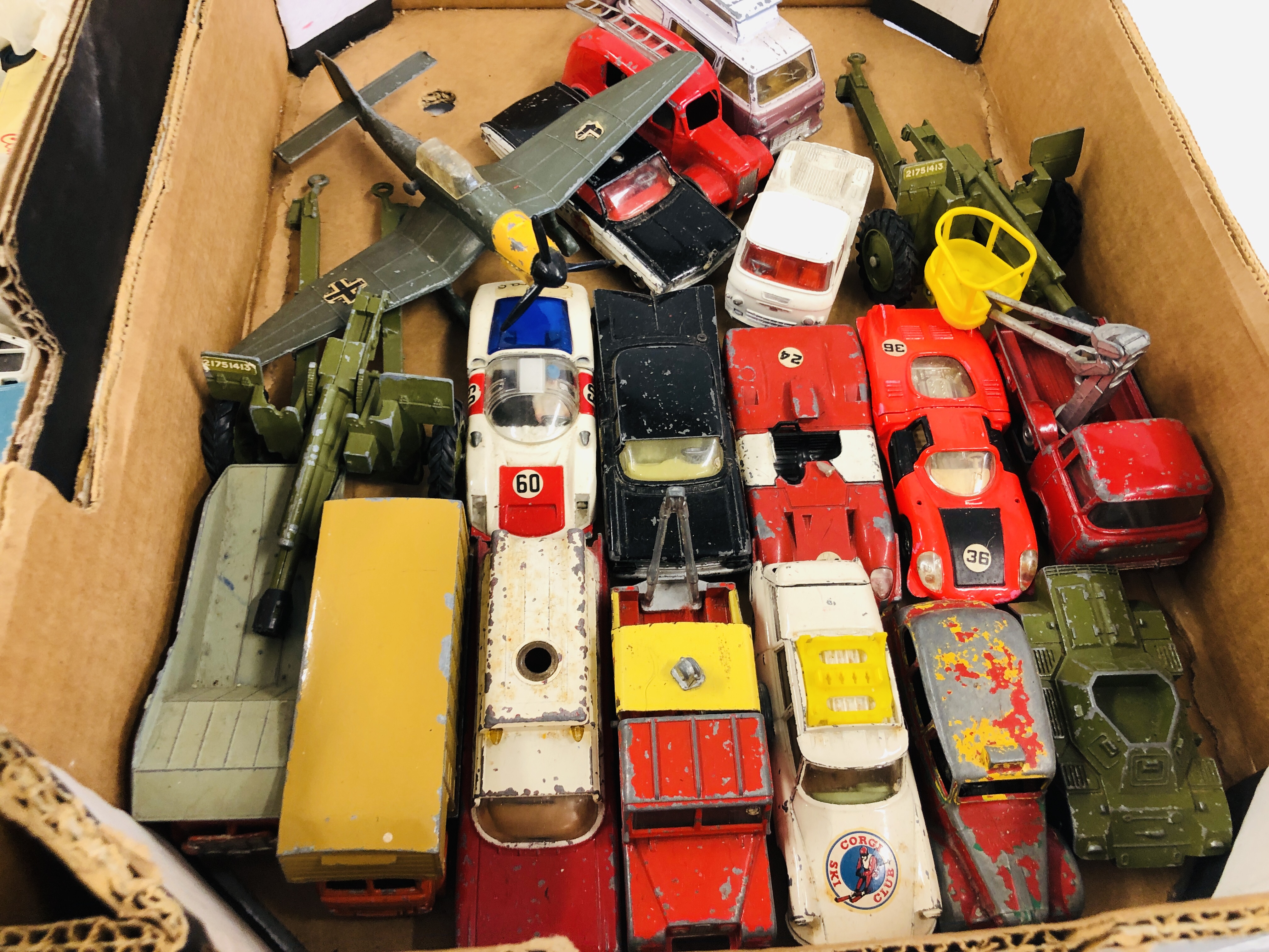 TWO FRUIT CRATES OF VINTAGE AND MODERN DIECAST VEHICLES TO INCLUDE CORGI, DINKY, MATCHBOX ETC. - Image 2 of 5