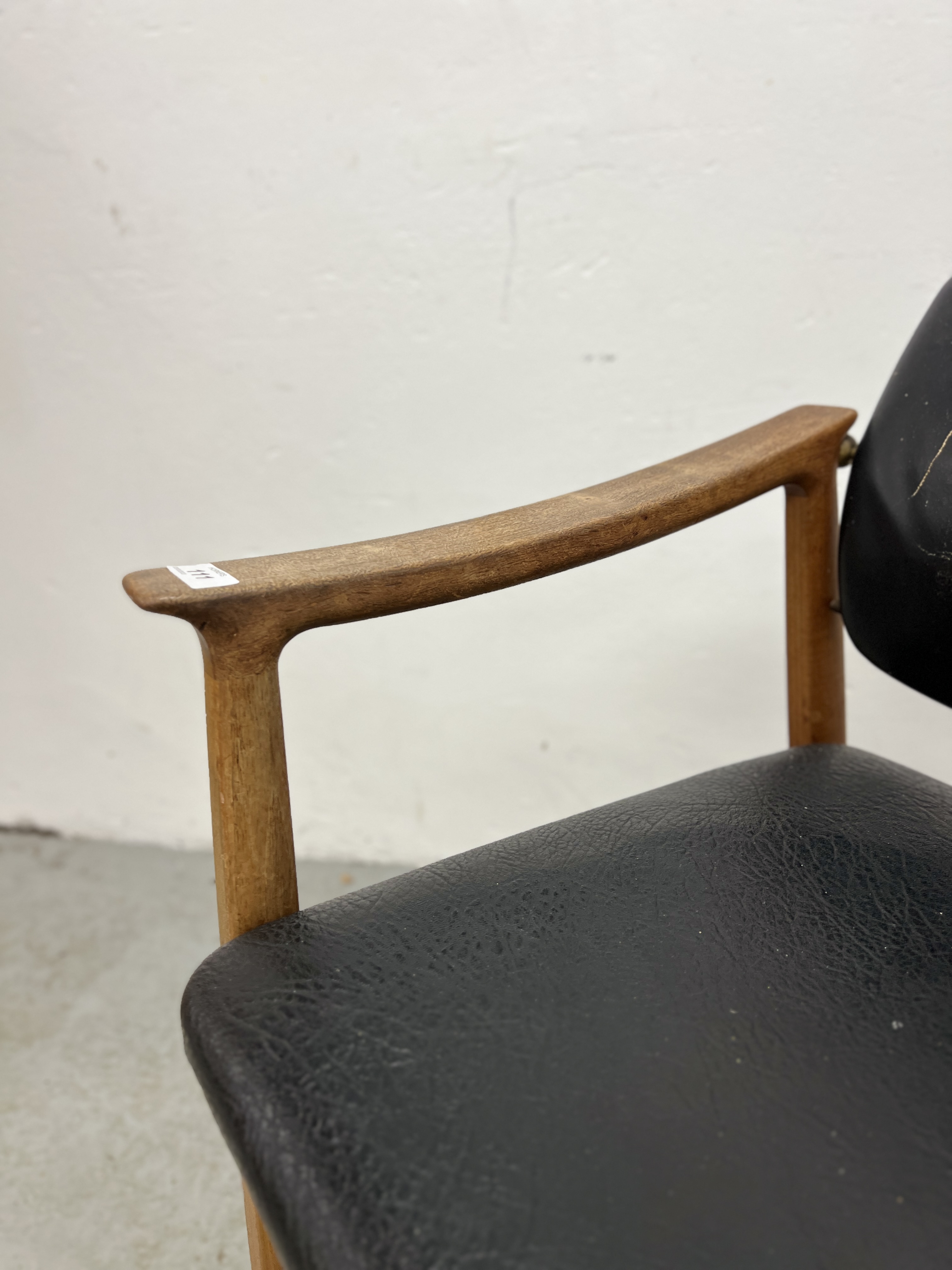 A MID CENTURY DANISH TEAK OPEN ELBOW CHAIR BEARING LABEL FRANCE & SON. - Image 5 of 13