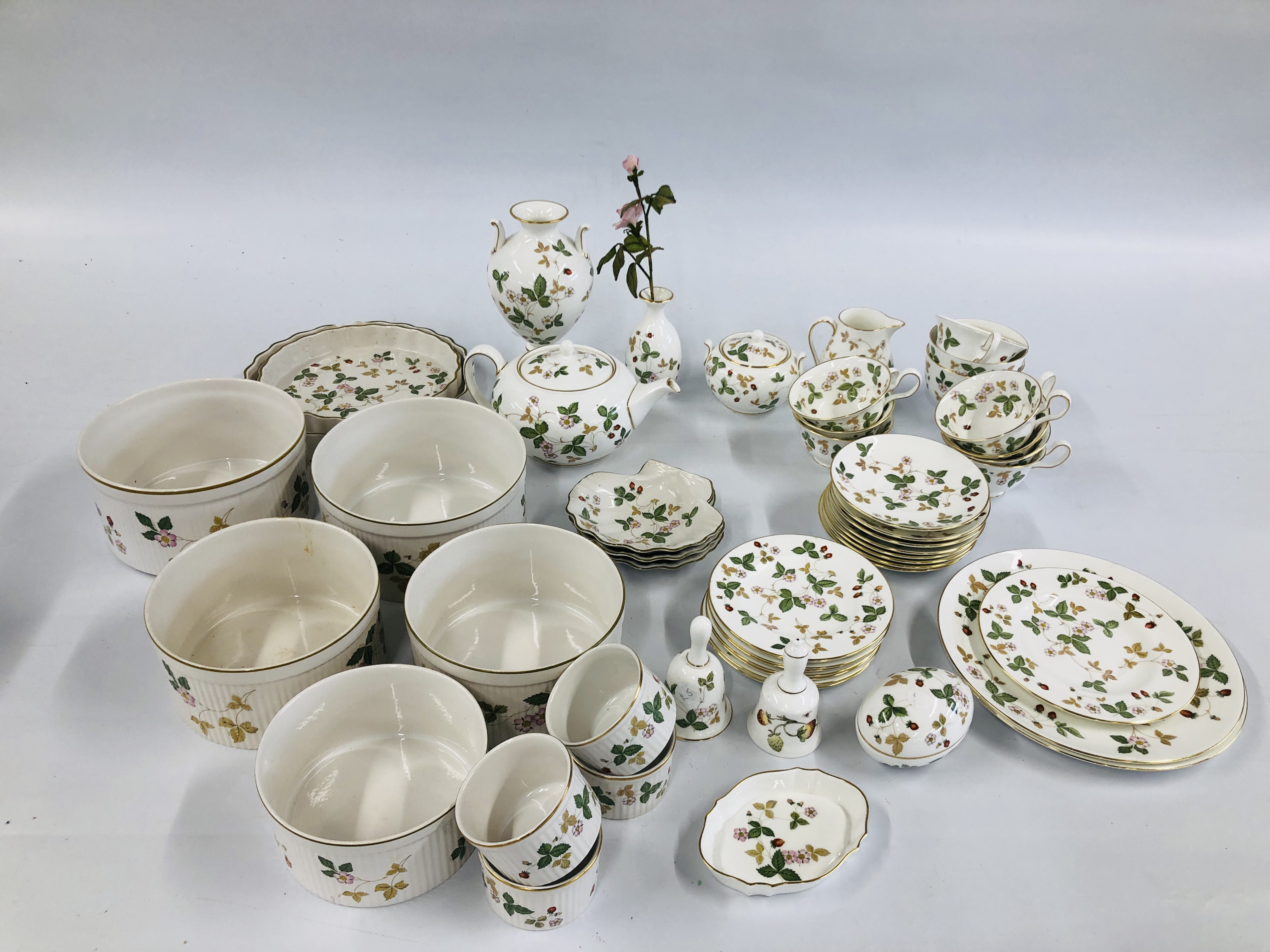A COLLECTION OF "WEDGEWOOD" WILD STRAWBERRY TEA AND DINNER WARE TO INCLUDE TEA CUPS AND SAUCERS,