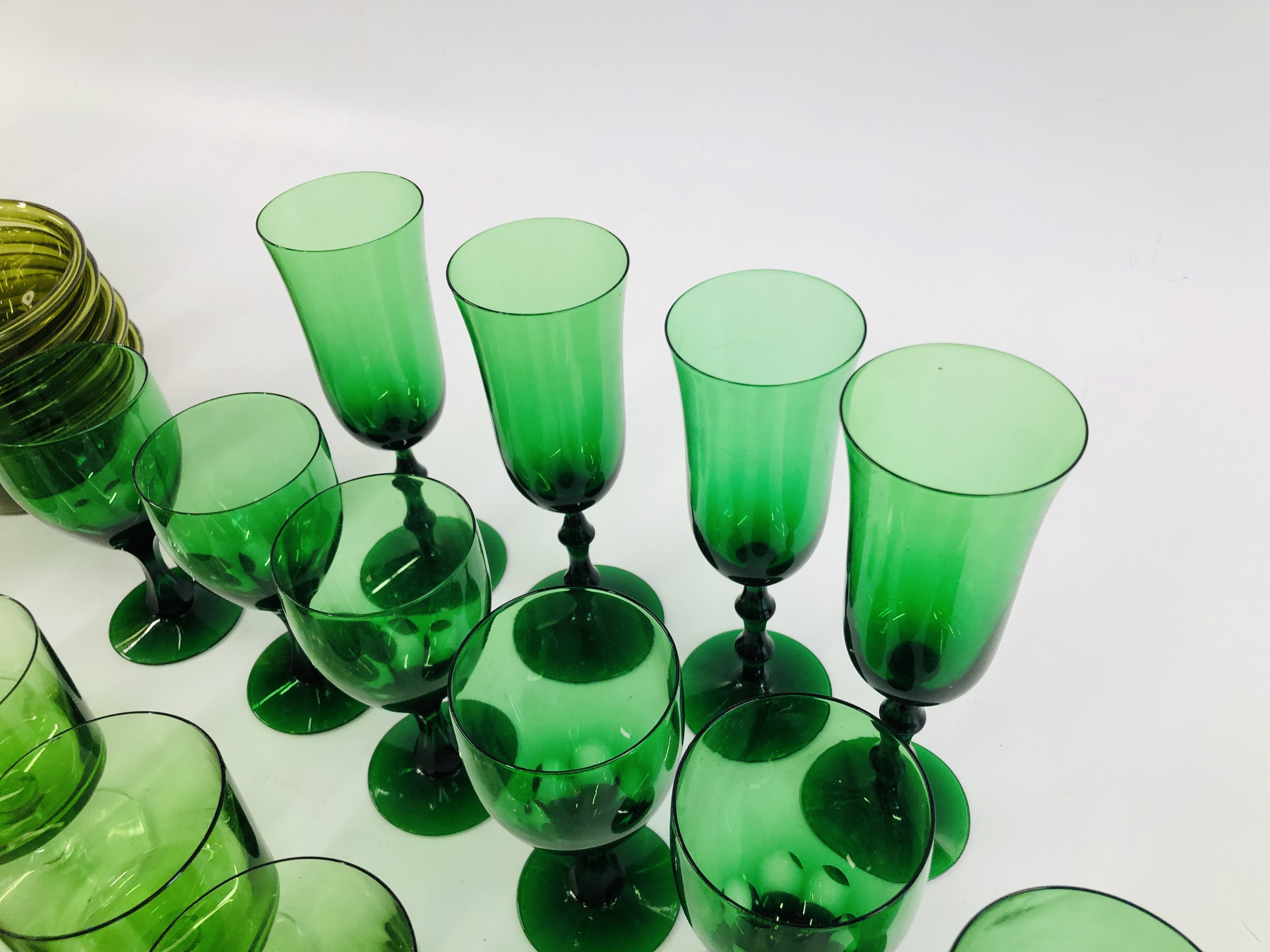 AN EXTENSIVE COLLECTION OF ASSORTED GREEN GLASSWARE TO INCLUDE STUDIO PLATES AND DRINKING GLASSES - Image 5 of 16