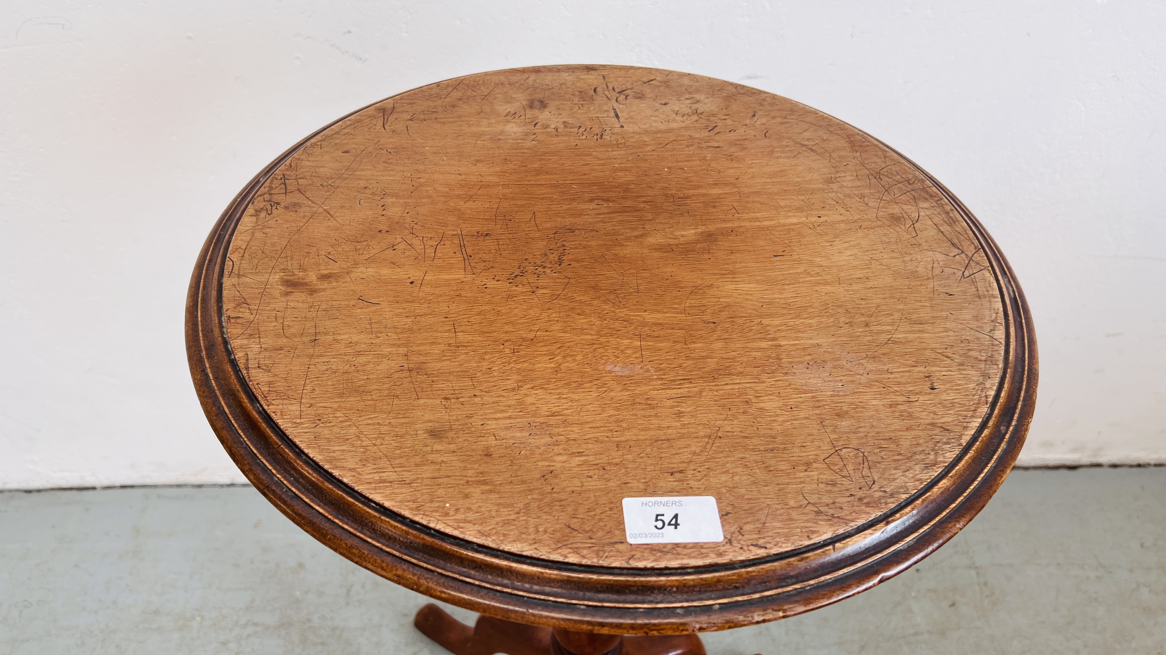 A VICTORIAN TRIPOD CIRCULAR WINE TABLE. - Image 2 of 5