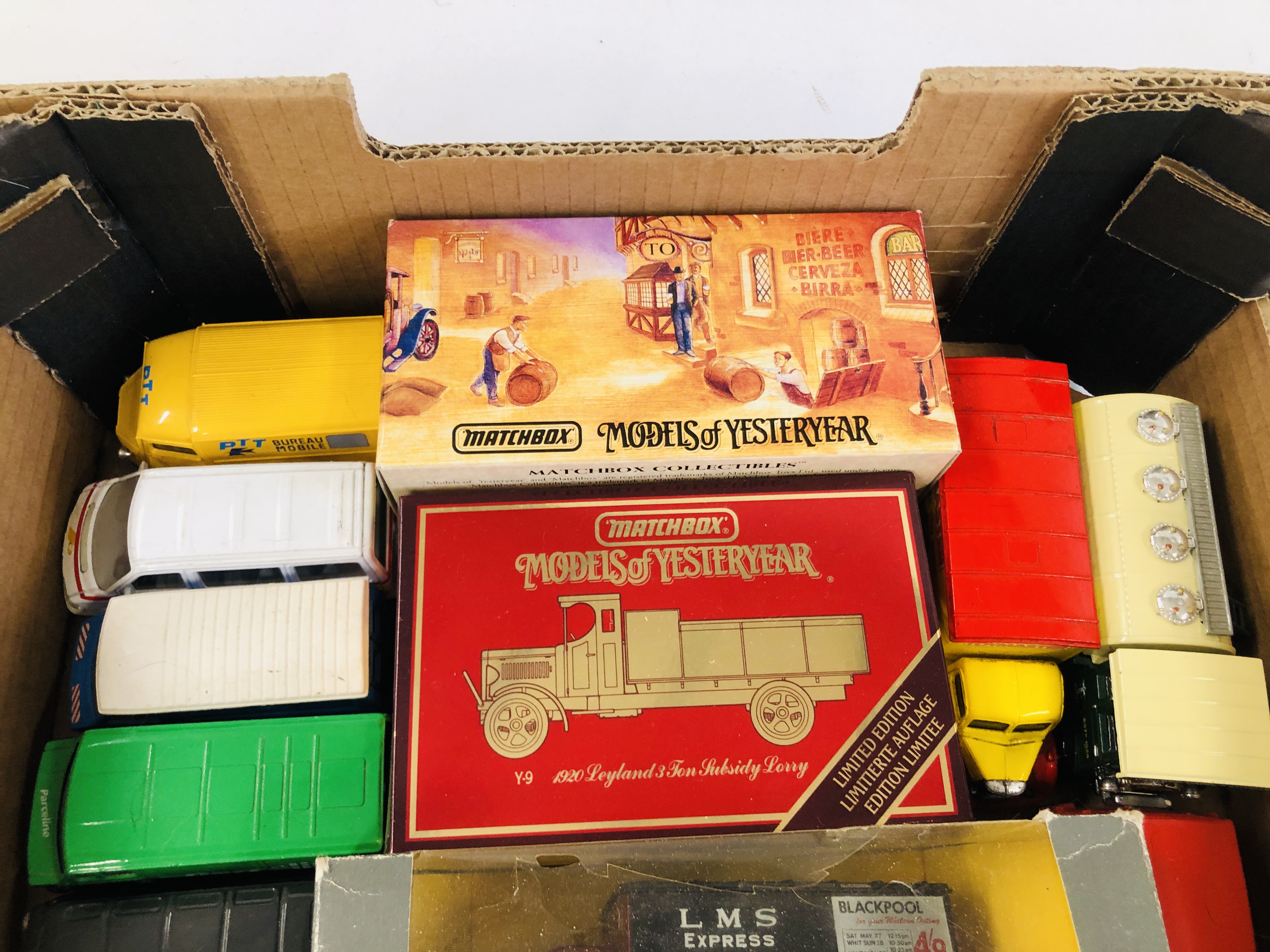 TWO FRUIT CRATES OF VINTAGE AND MODERN DIECAST VEHICLES TO INCLUDE CORGI, DINKY, MATCHBOX ETC. - Image 5 of 5
