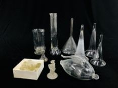 A BOX OF VINTAGE GLASSWARE TO INCLUDE A VINTAGE MEASURE, 4 EPERGNE GLASSES,