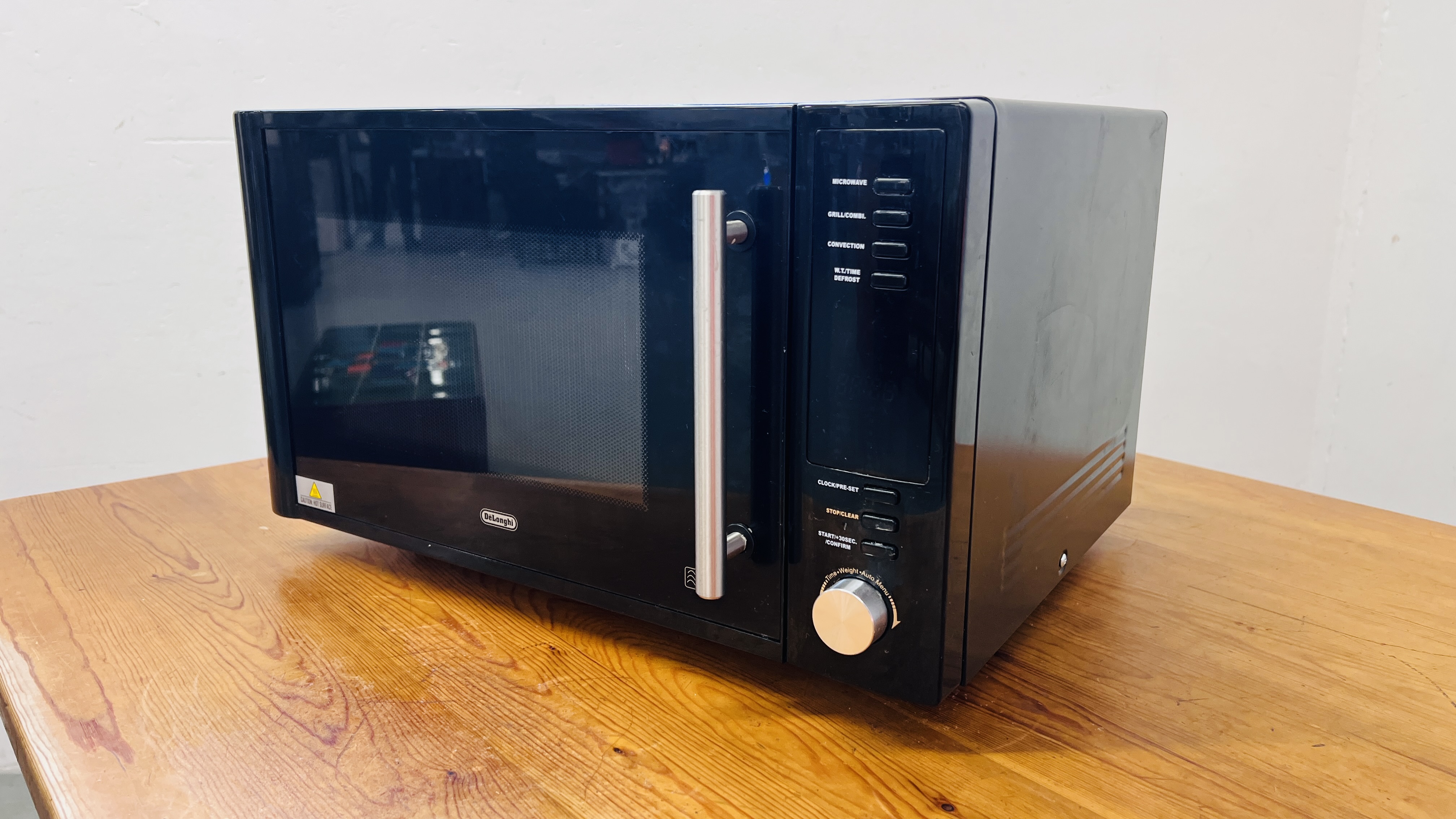 DELONGHI MICROWAVE OVEN, BLACK FINISH. - SOLD AS SEEN. - Image 3 of 5