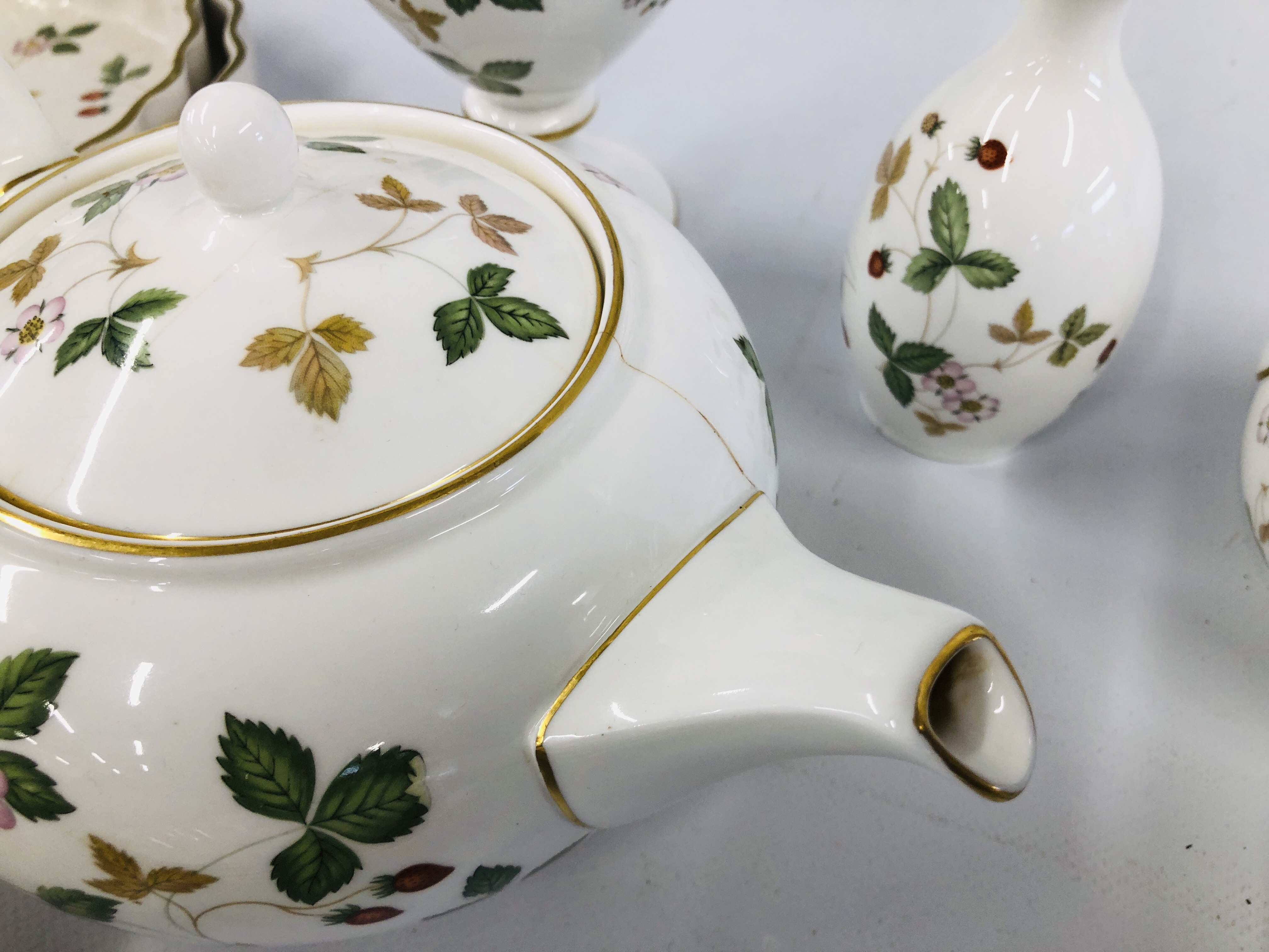 A COLLECTION OF "WEDGEWOOD" WILD STRAWBERRY TEA AND DINNER WARE TO INCLUDE TEA CUPS AND SAUCERS, - Image 7 of 13