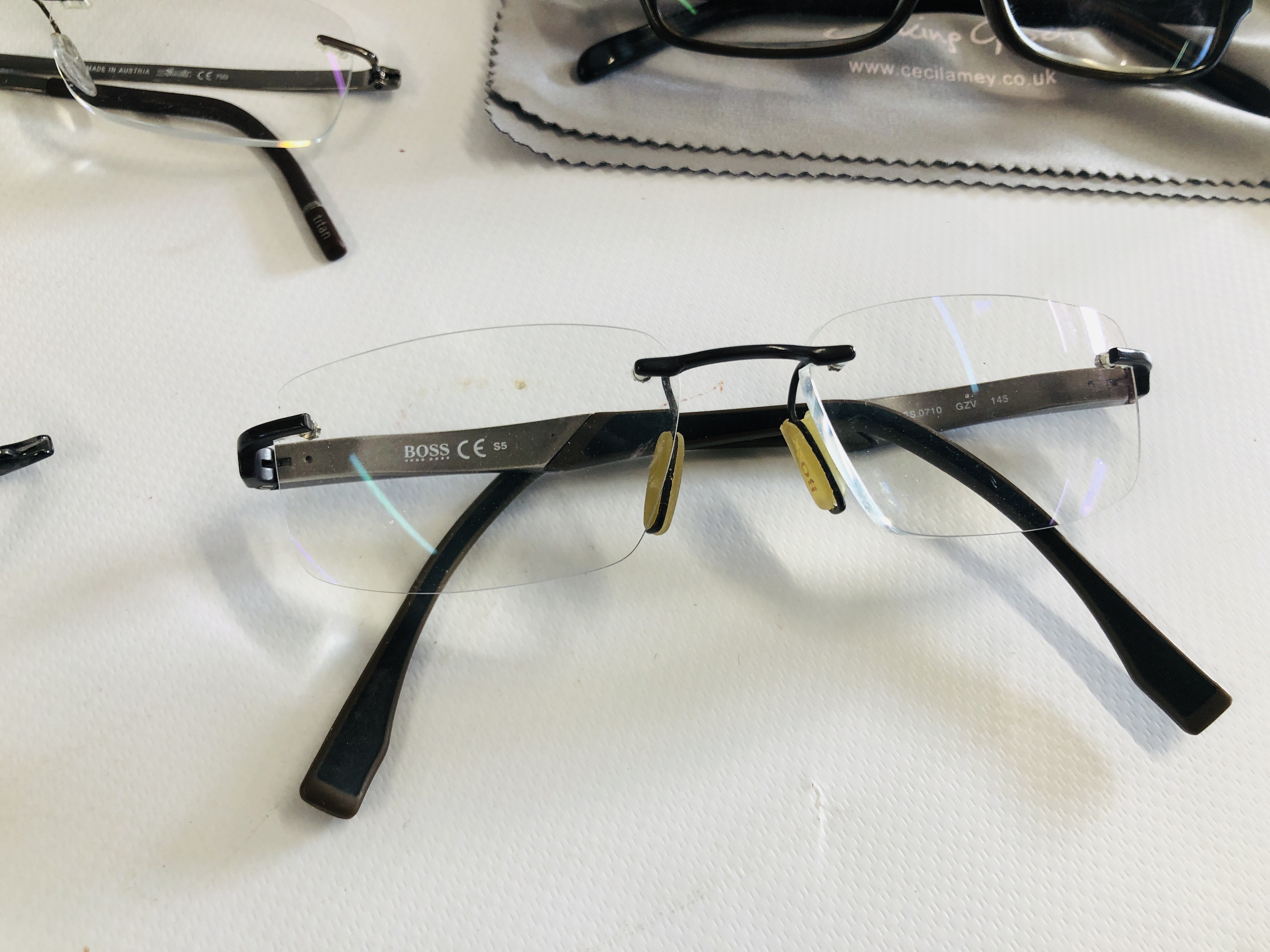6 PAIRS OF DESIGNER FRAMED PRESCRIPTION READING GLASSES TO INCLUDE GUCCI, HUGO BOSS, SILHOUETTE. - Image 6 of 7