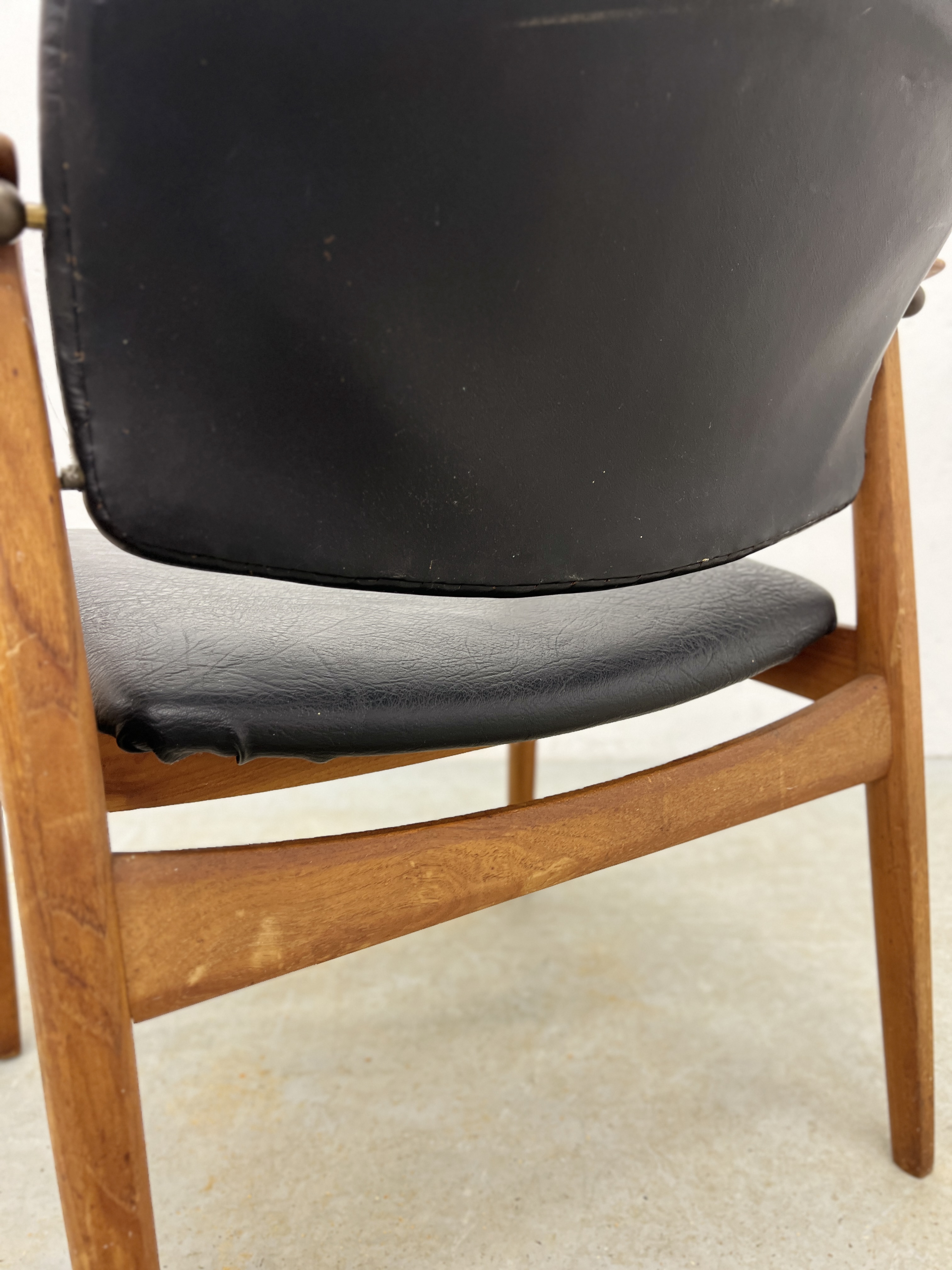 A MID CENTURY DANISH TEAK OPEN ELBOW CHAIR BEARING LABEL FRANCE & SON. - Image 11 of 13