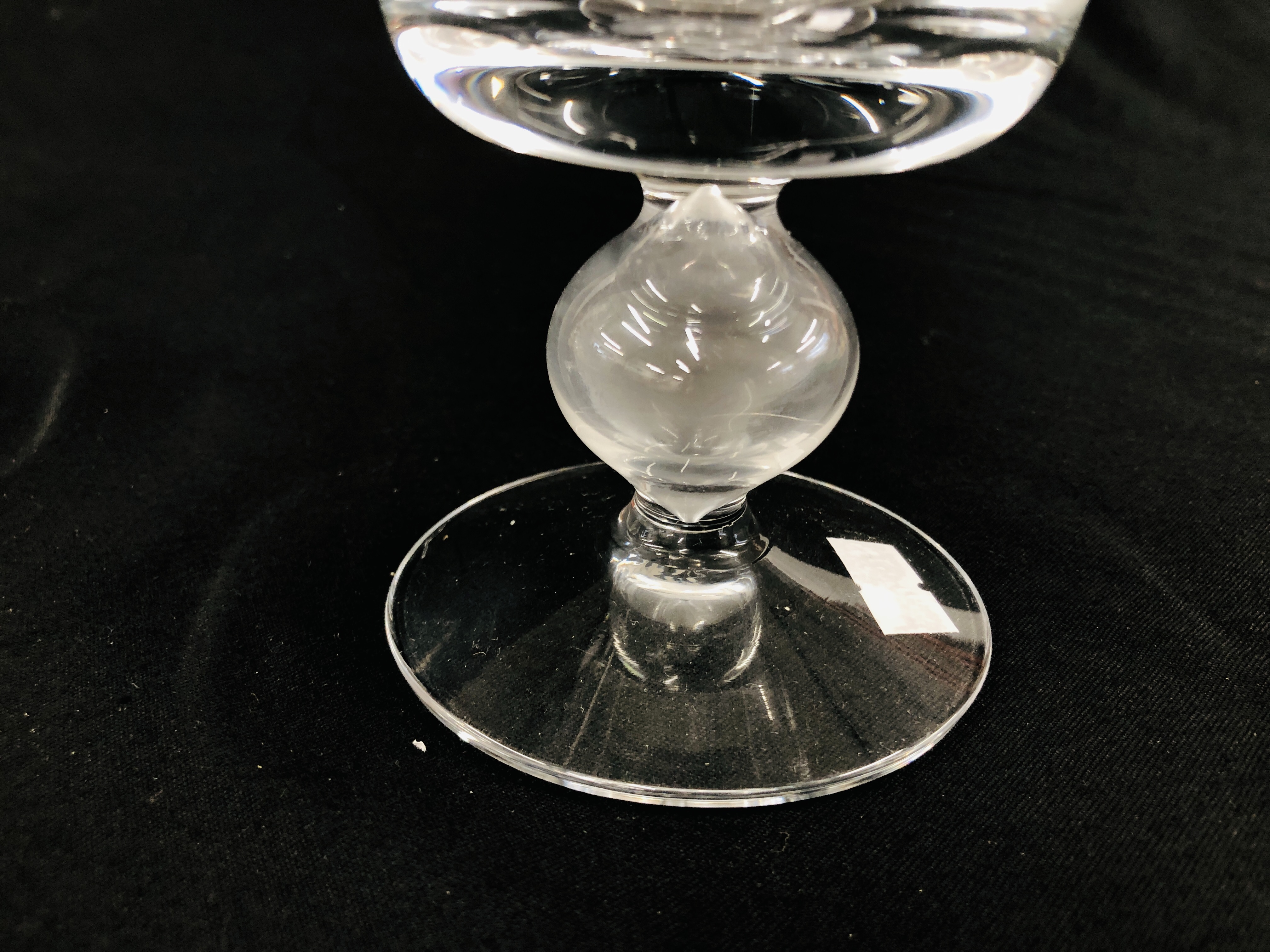A GLASS GOBLET ENGRAVED AQUARIUS AND ANOTHER WITH MONOGRAM R & E 1968 APPROX 17CM H. - Image 7 of 9