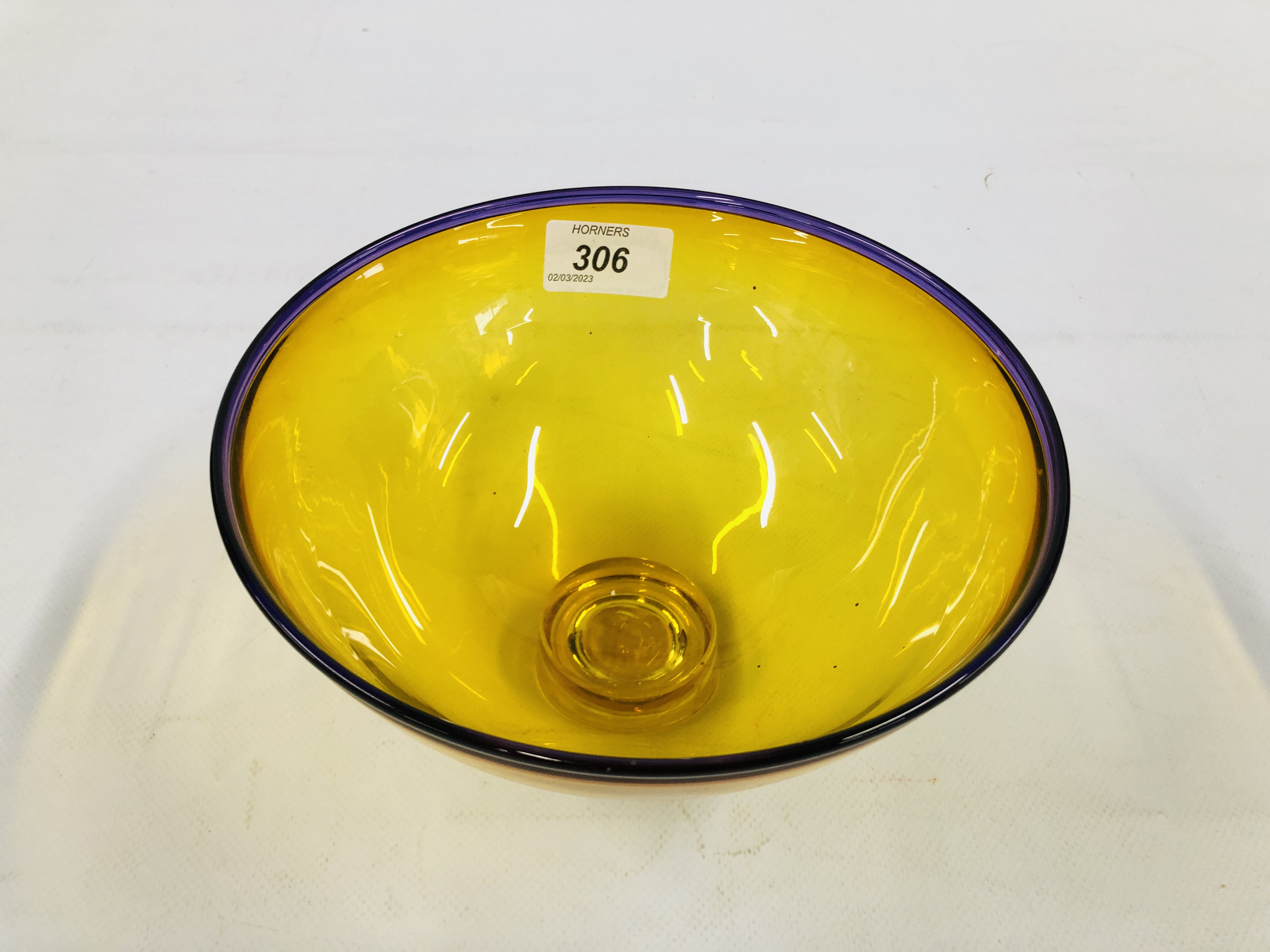 AN AMBER COLOURED ART GLASS STUDIO BOWL WITH A PURPLE RIM BEARING INDISTINCT SIGNATURE TO BASE. - Image 2 of 4