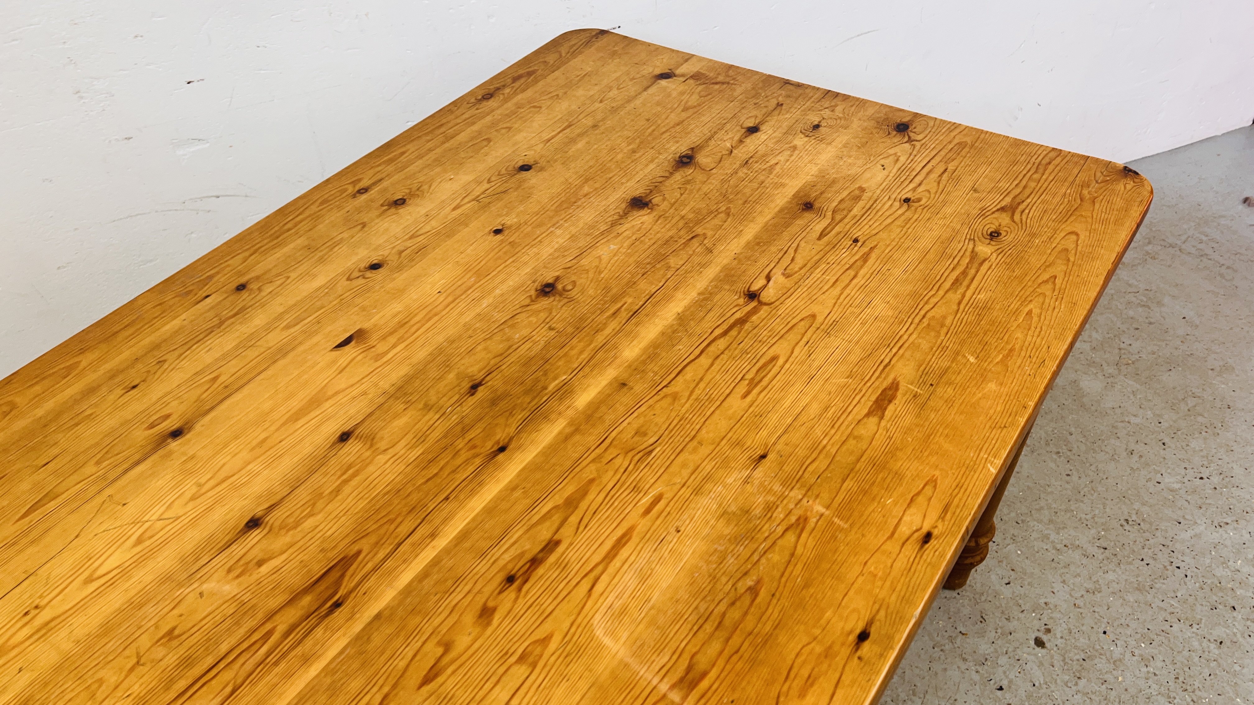 A WAXED PINE KITCHEN TABLE ON TURNED LEGS. - Image 7 of 8