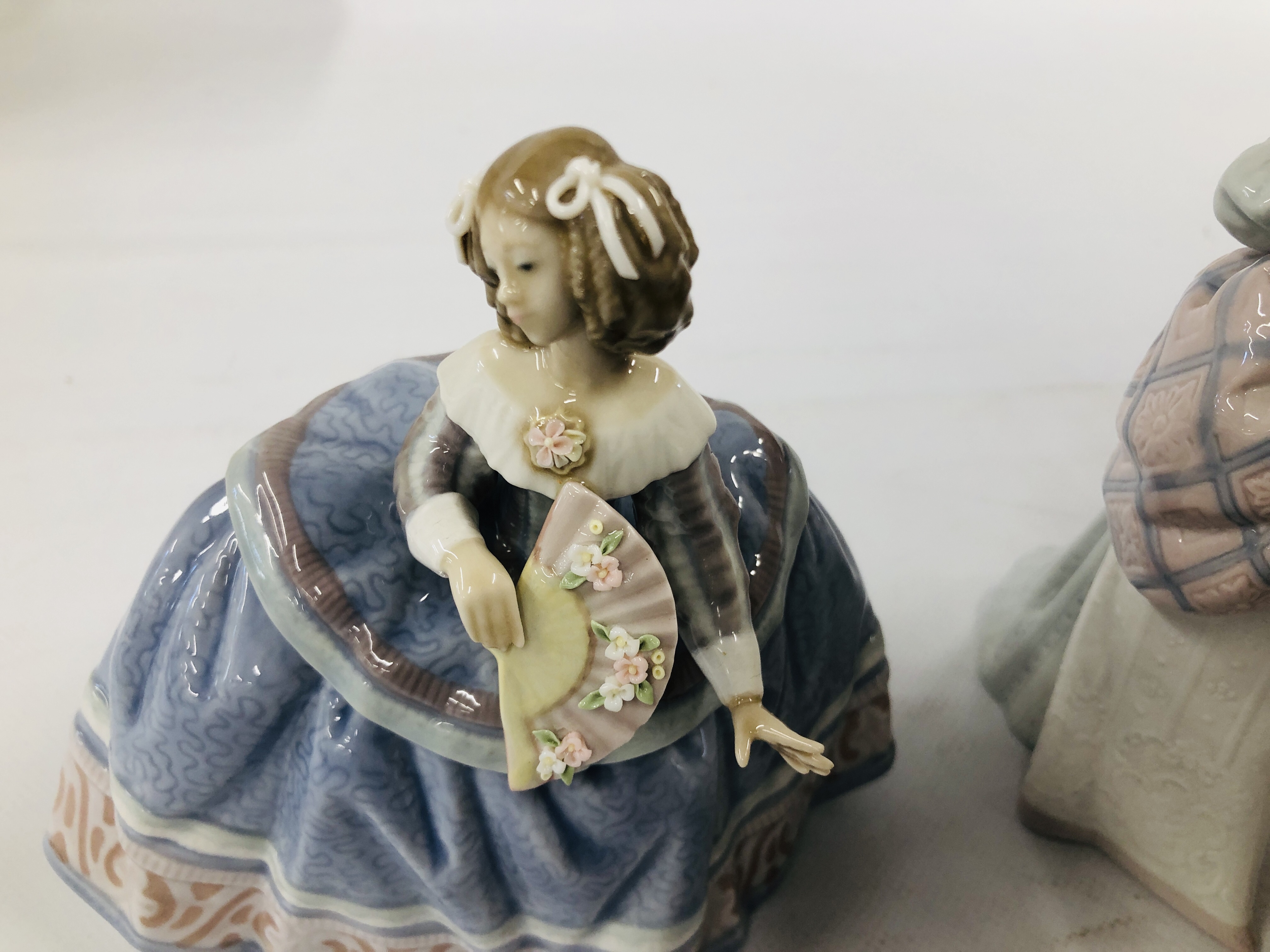 2 X "NAO" FIGURES AND 1 X "PORTMEIRION" CAKE STAND. - Image 3 of 8