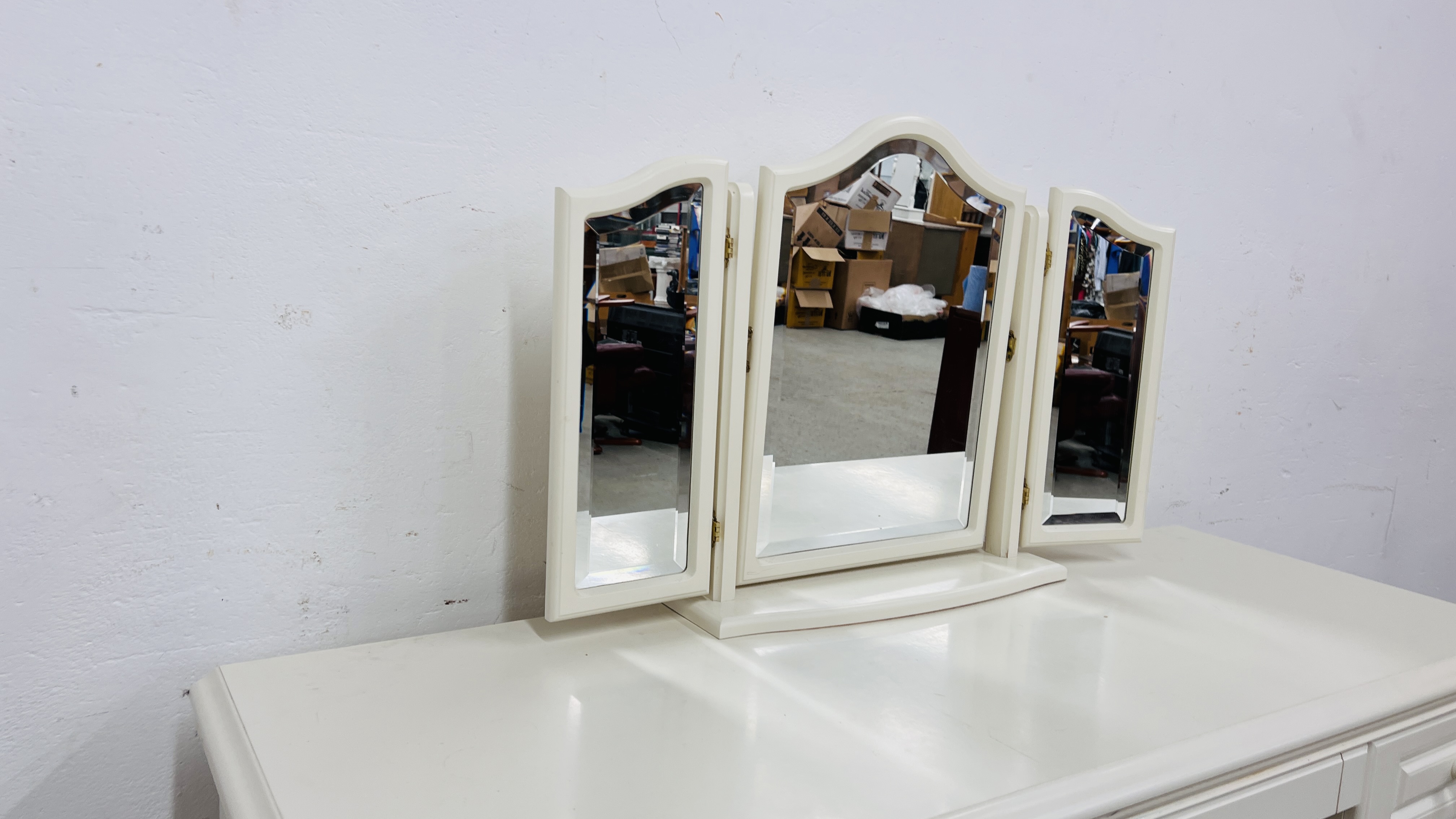 A MODERN WHITE FINISH SIX DRAWER DRESSING TABLE WITH TRIPLE MIRROR. - Image 7 of 7