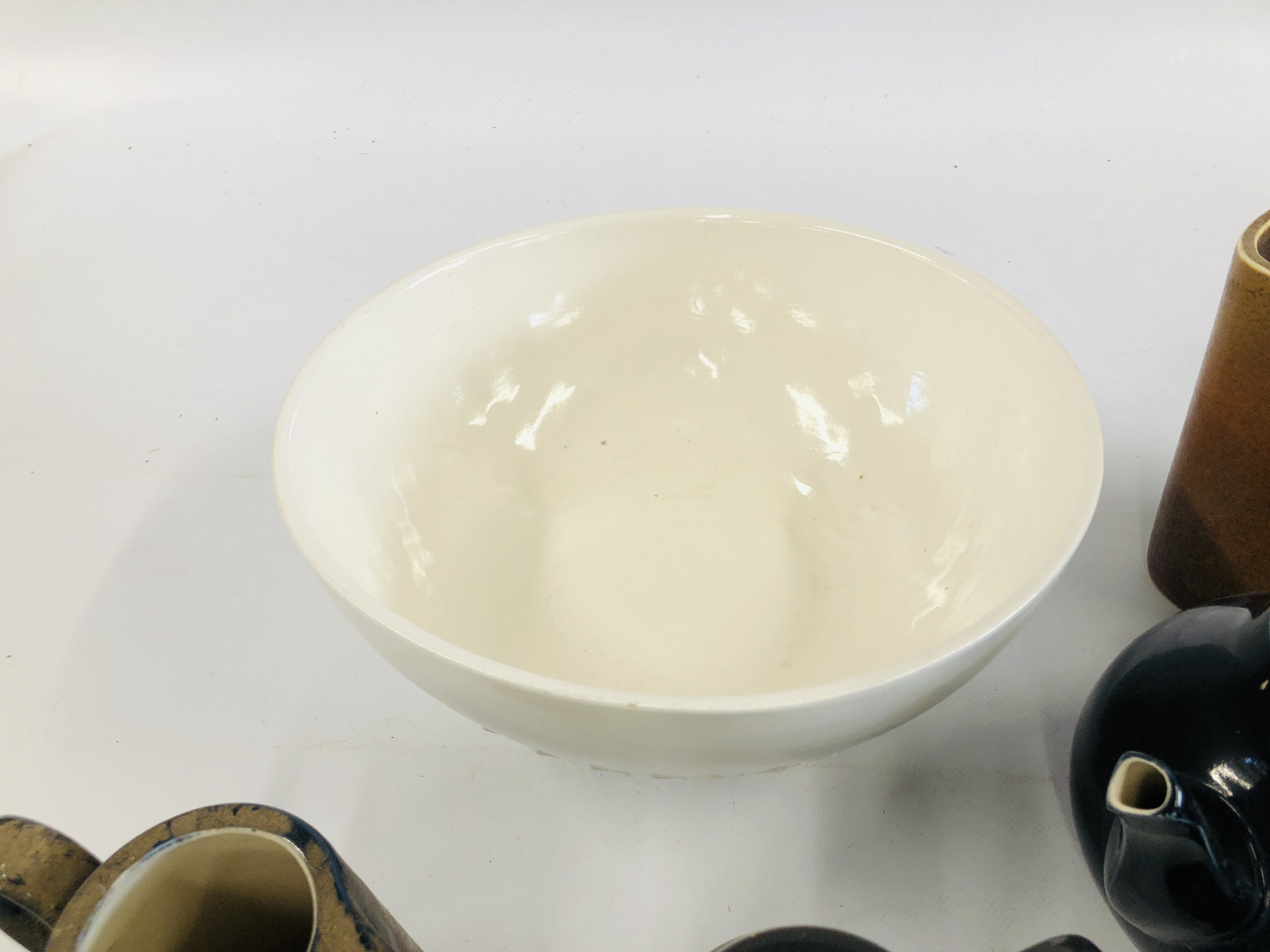 A GROUP OF GOOD QUALITY DESIGNER GLAZED STONEWARE TO INCLUDE A LARGE BOWL, - Image 8 of 12