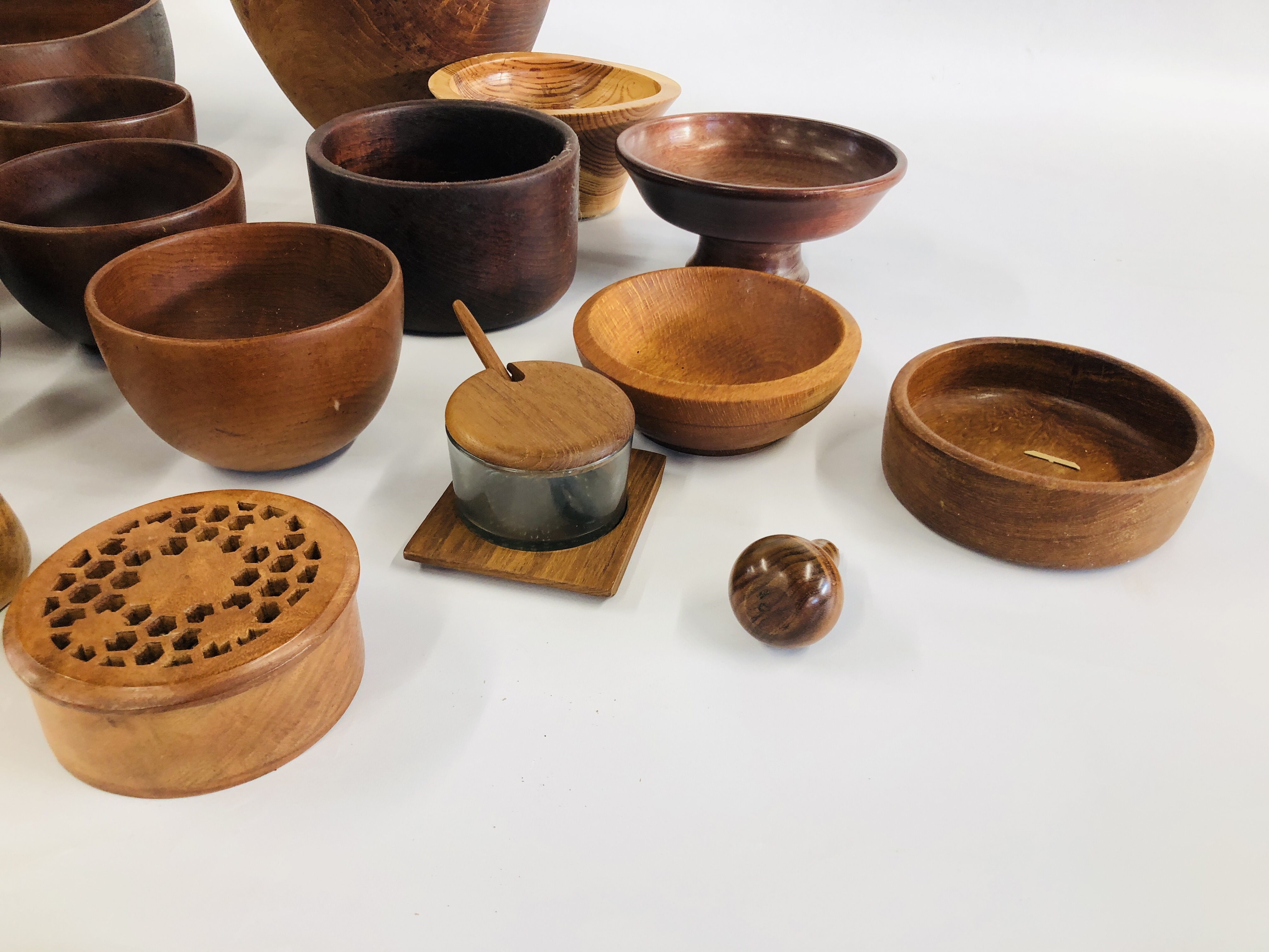 A COLLECTION OF ASSORTED TREEN TO INCLUDE MAINLY BOWLS ETC. - Image 4 of 6