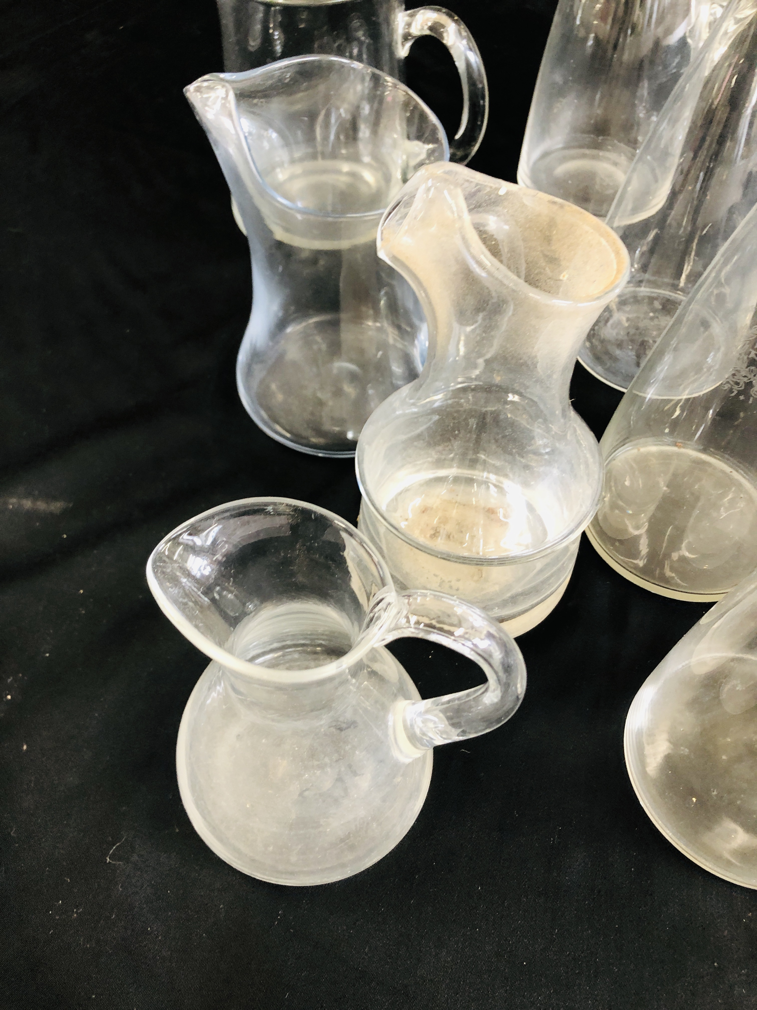 A GROUP OF GLASSWARE TO INCLUDE VARIOUS CLEAR GLASS WATER JUGS, - Image 6 of 6