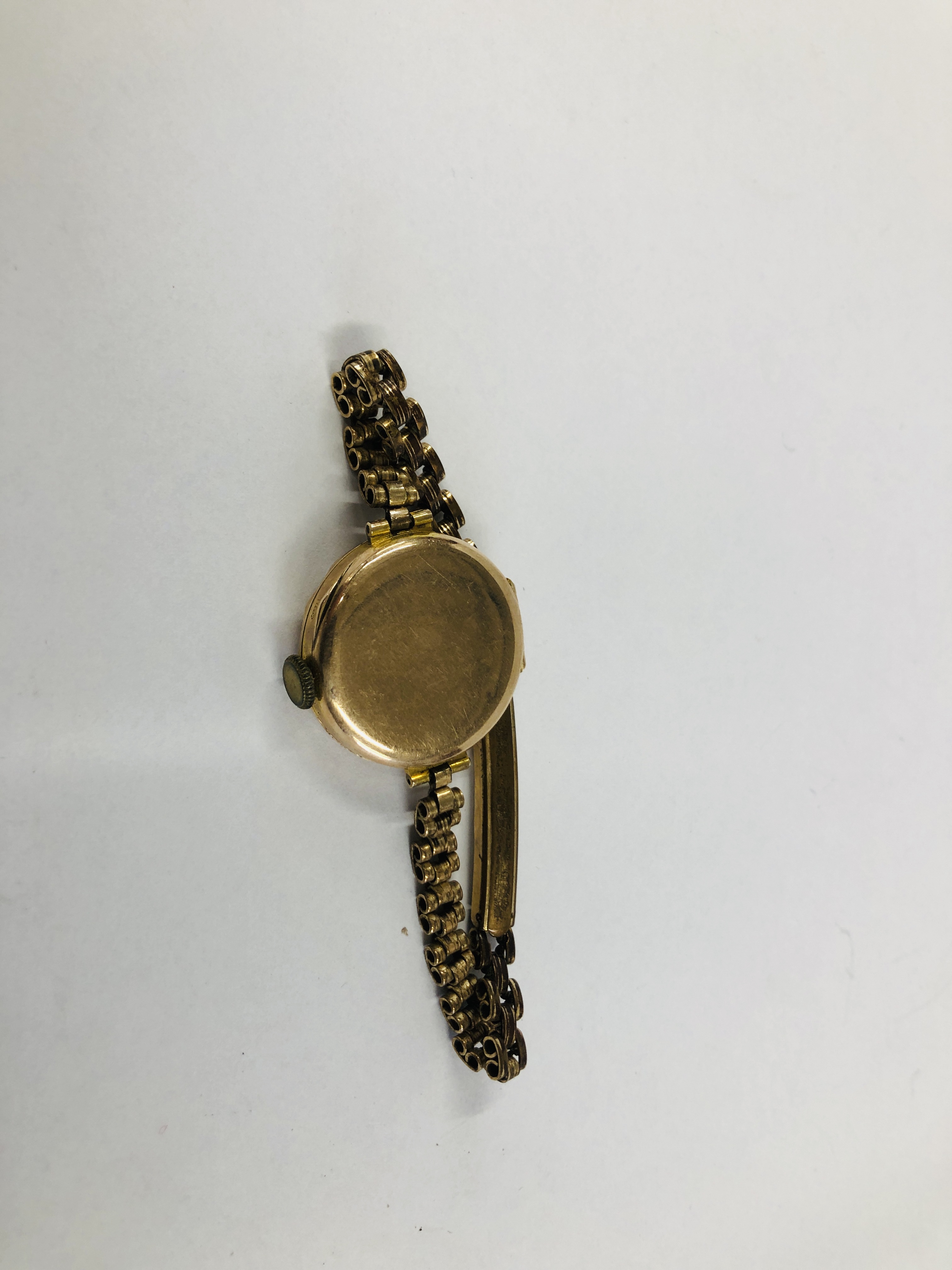A LADIES 9CT GOLD WRIST WATCH ON A PLATED STRAP - Image 7 of 9