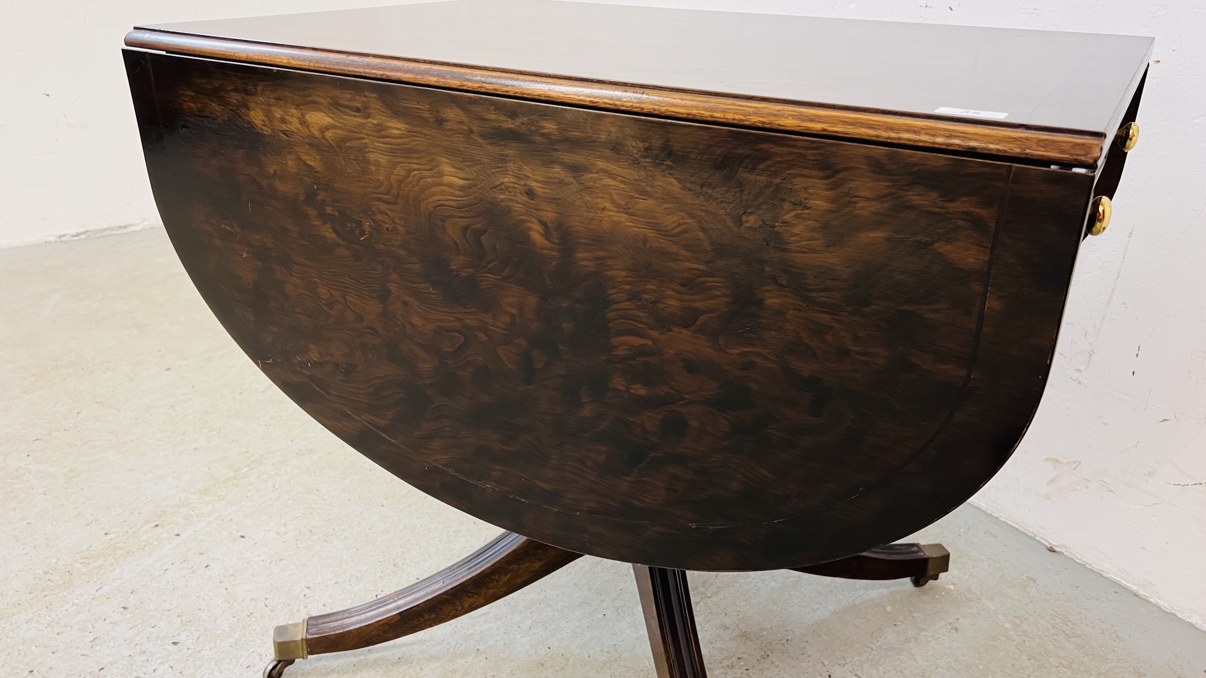 A REGENCY STYLE MAHOGANY PEDESTAL TABLE WITH DROP LEAVES AND SINGLE DRAWER. - Image 3 of 10