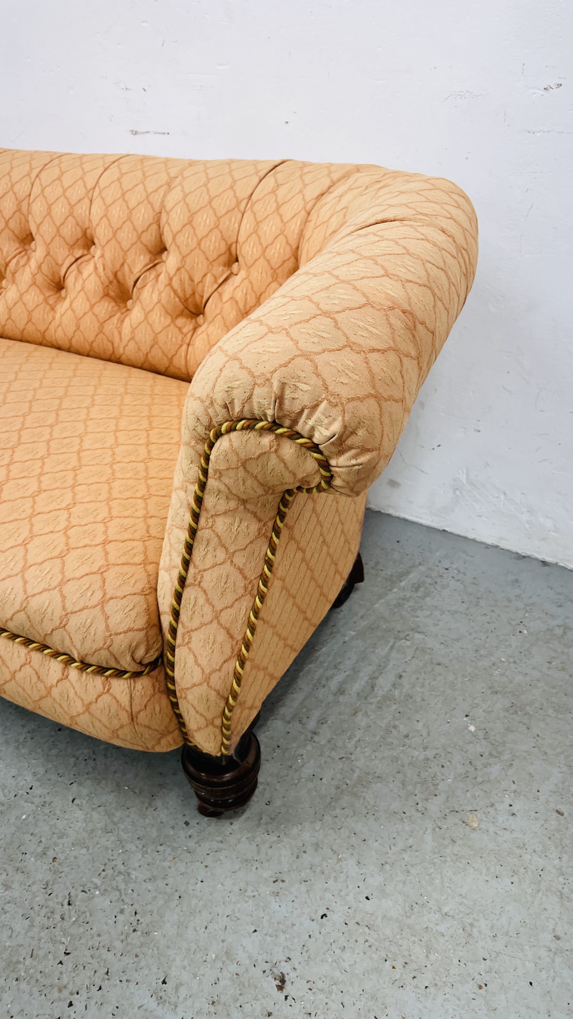 A VICTORIAN BUTTON BACK SOFA AND A LADY'S ARMCHAIR COVERED IN A SIMILAR FABRIC. - Image 6 of 11