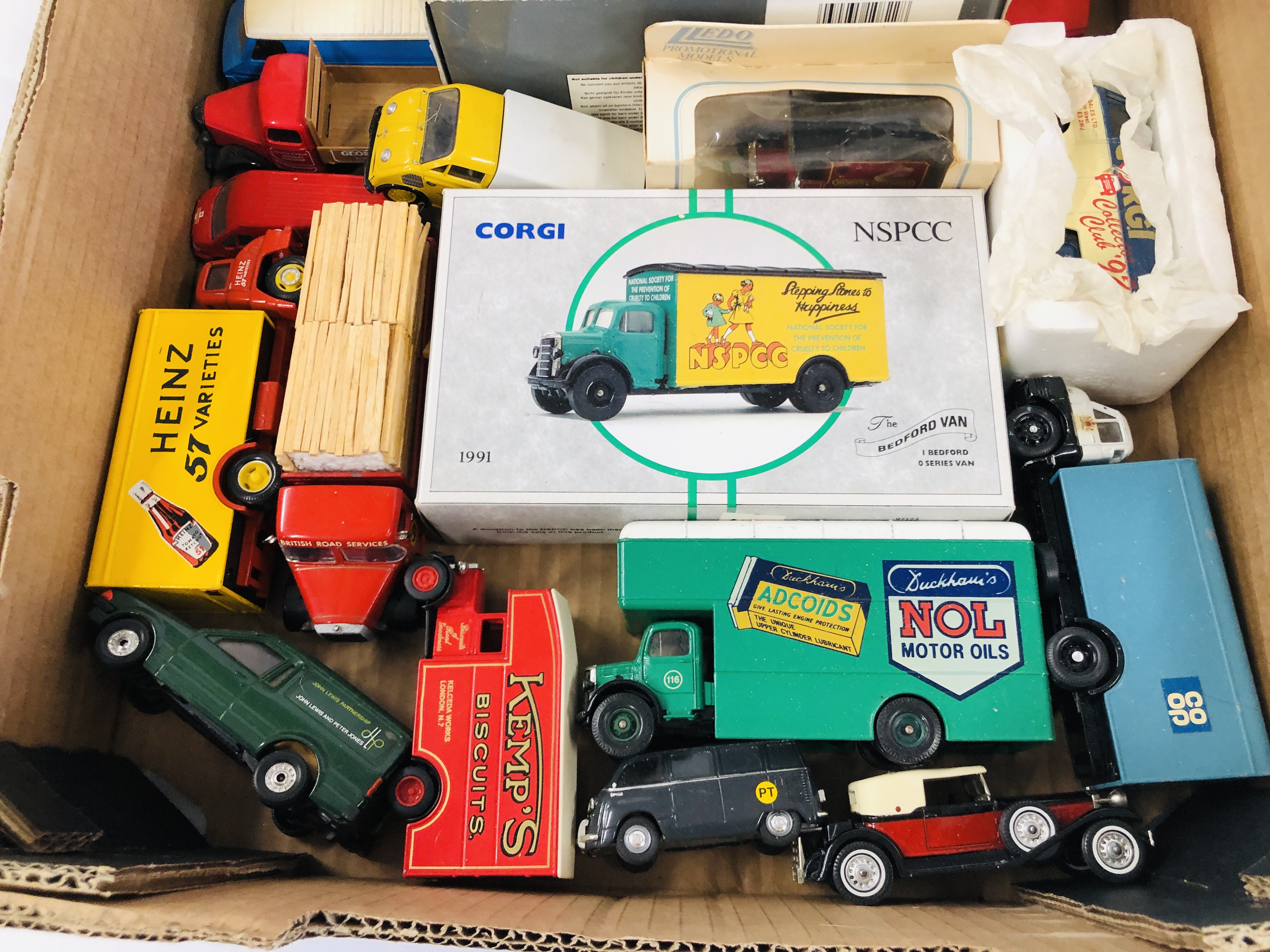 TWO FRUIT CRATES OF VINTAGE AND MODERN DIECAST VEHICLES TO INCLUDE CORGI, DINKY, MATCHBOX ETC. - Image 3 of 5