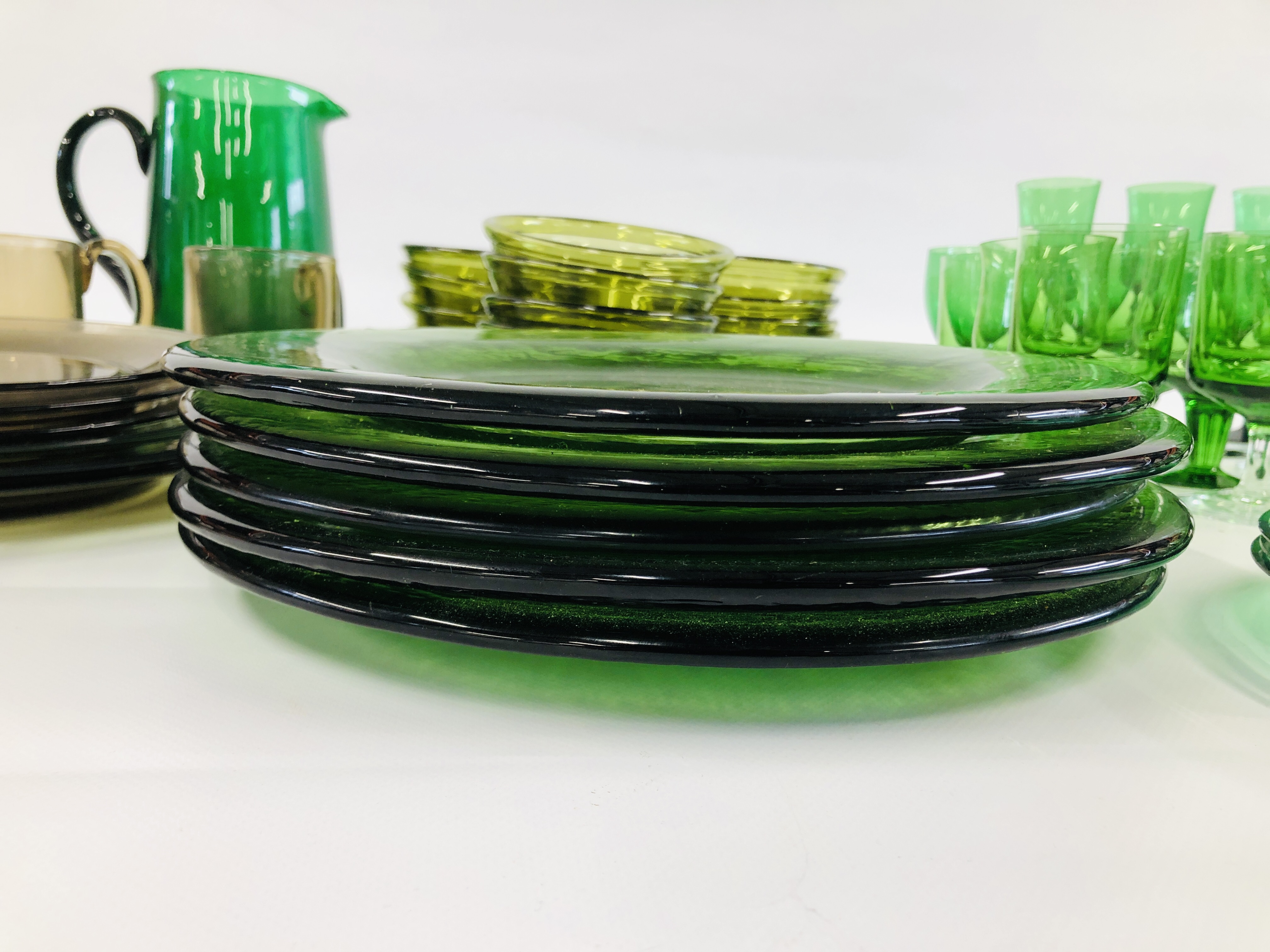 AN EXTENSIVE COLLECTION OF ASSORTED GREEN GLASSWARE TO INCLUDE STUDIO PLATES AND DRINKING GLASSES - Image 11 of 16