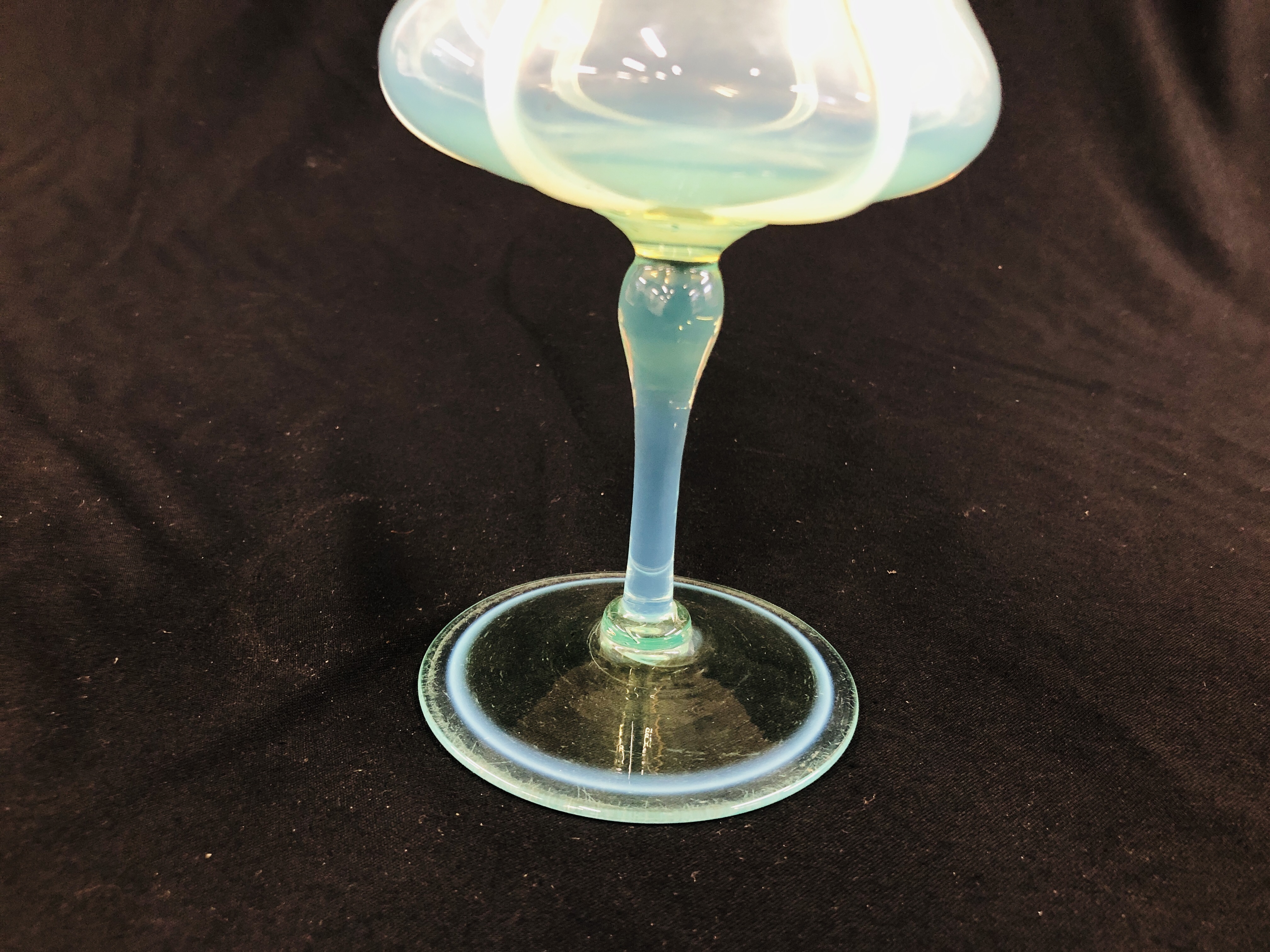 A VENETIAN GOBLET, PALE GREEN WITH SPIRAL OVERLAY ON THE THISTLE SHAPED BOWL, 23CM. HIGH. - Image 5 of 5