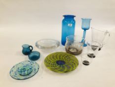 A COLLECTION OF DESIGNER GLASS WARE TO INCLUDE EXAMPLES MARKED OF,