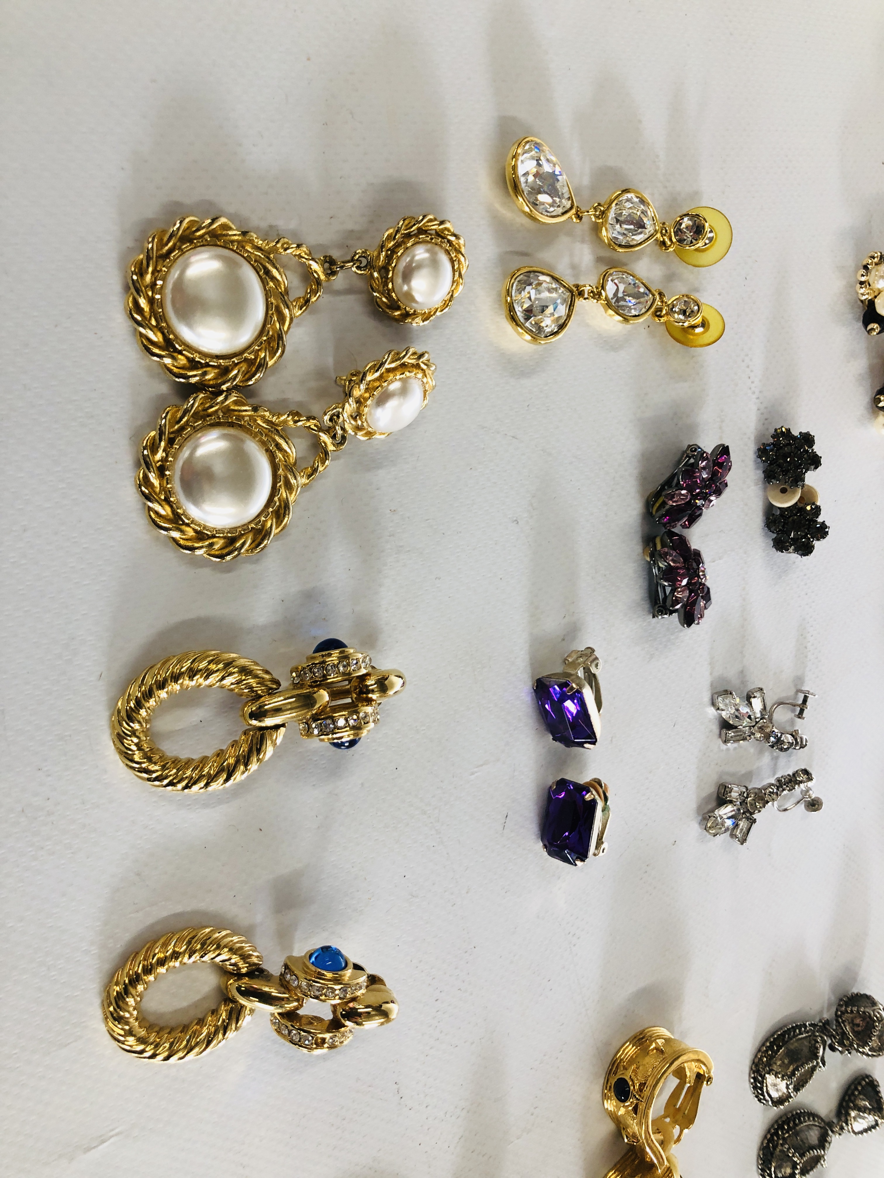 40 PAIRS OF VARIOUS CLIP ON COSTUME JEWELLERY EARRINGS. - Image 2 of 9