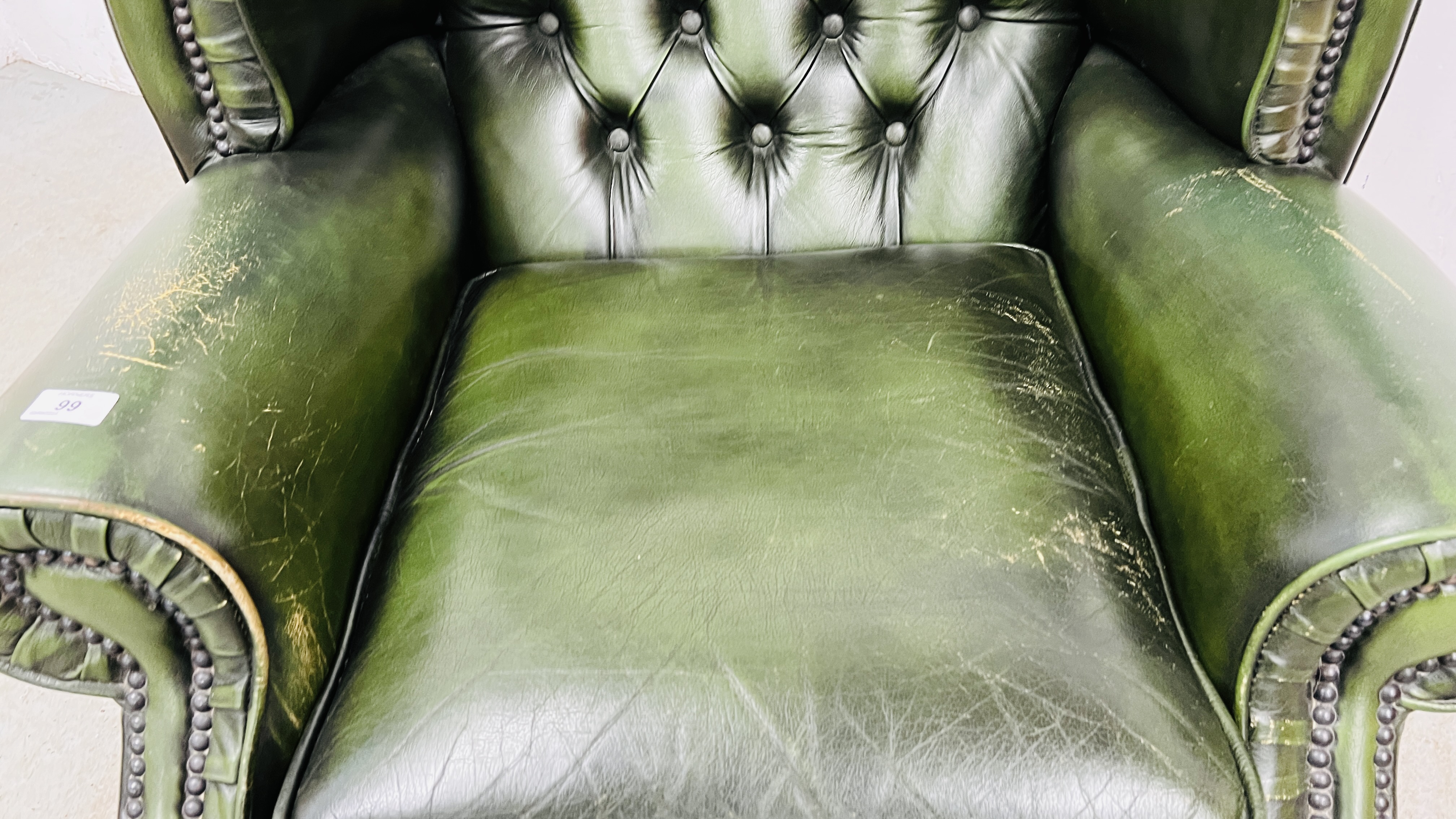 A BOTTLE GREEN LEATHER BUTTON BACK WING CHAIR - FRONT LEG A/F. - Image 6 of 10