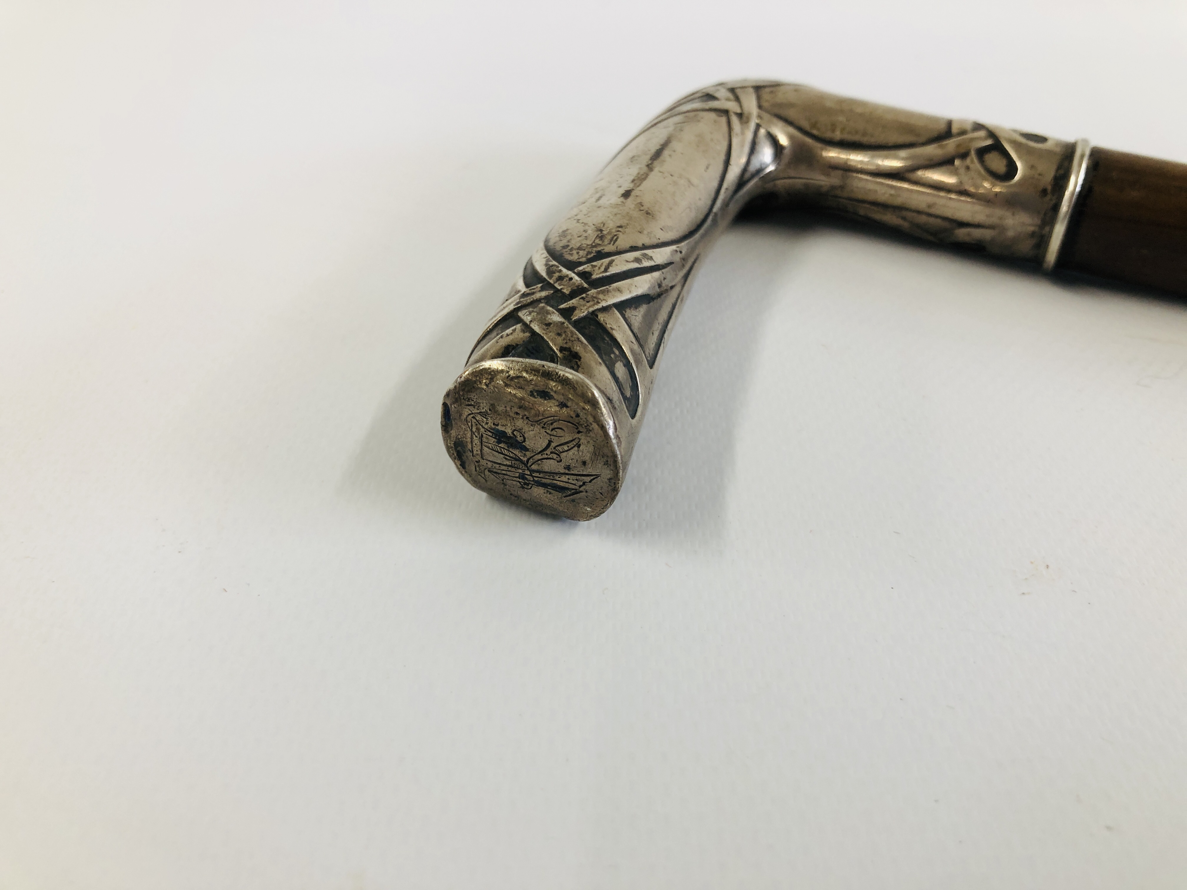 A VINTAGE WALKING CANE WITH SILVER HANDLE IN THE ART NOUVEAU STYLE MARKED 800 CESCH. - Image 9 of 9