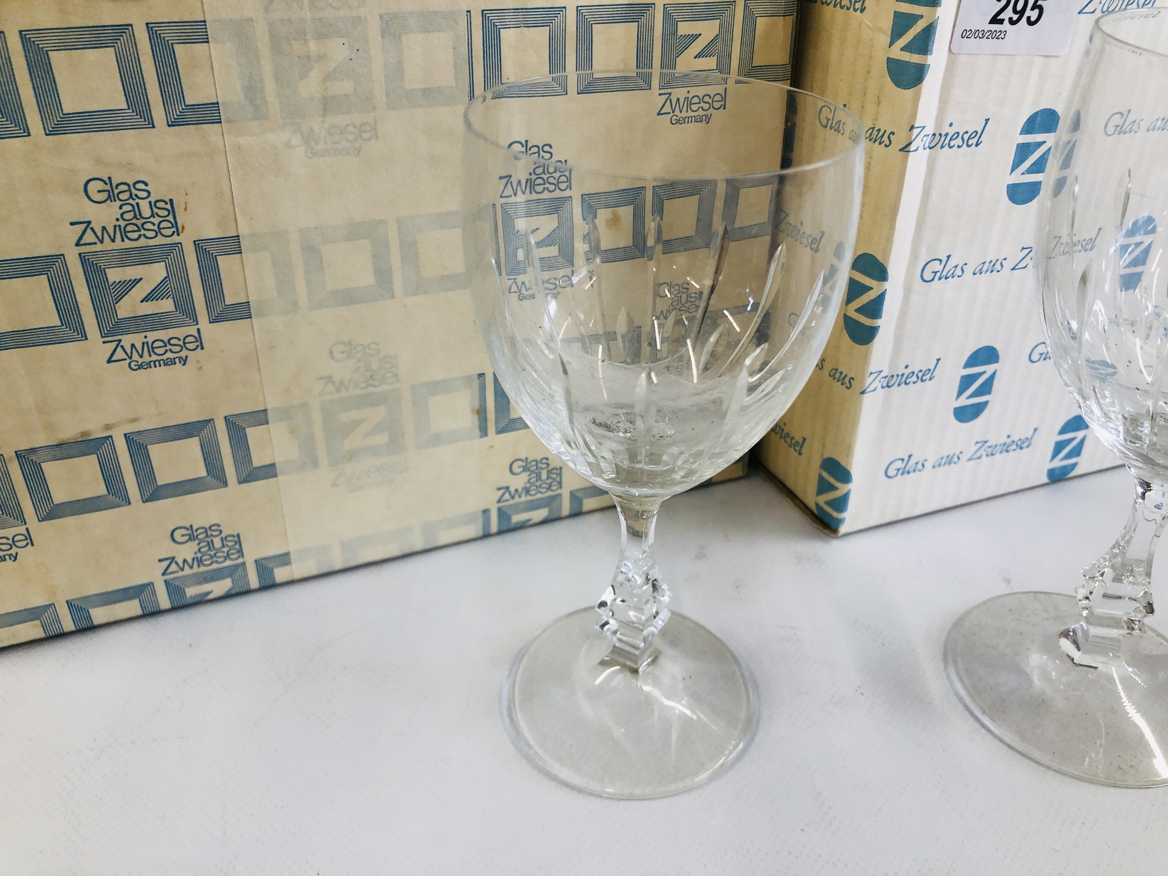 A GROUP OF ZWIESEL GLAS IN ORIGINAL BOXES TO INCLUDE 12 LARGE WINE GLASSES AND 6 SMALLER. - Image 4 of 6