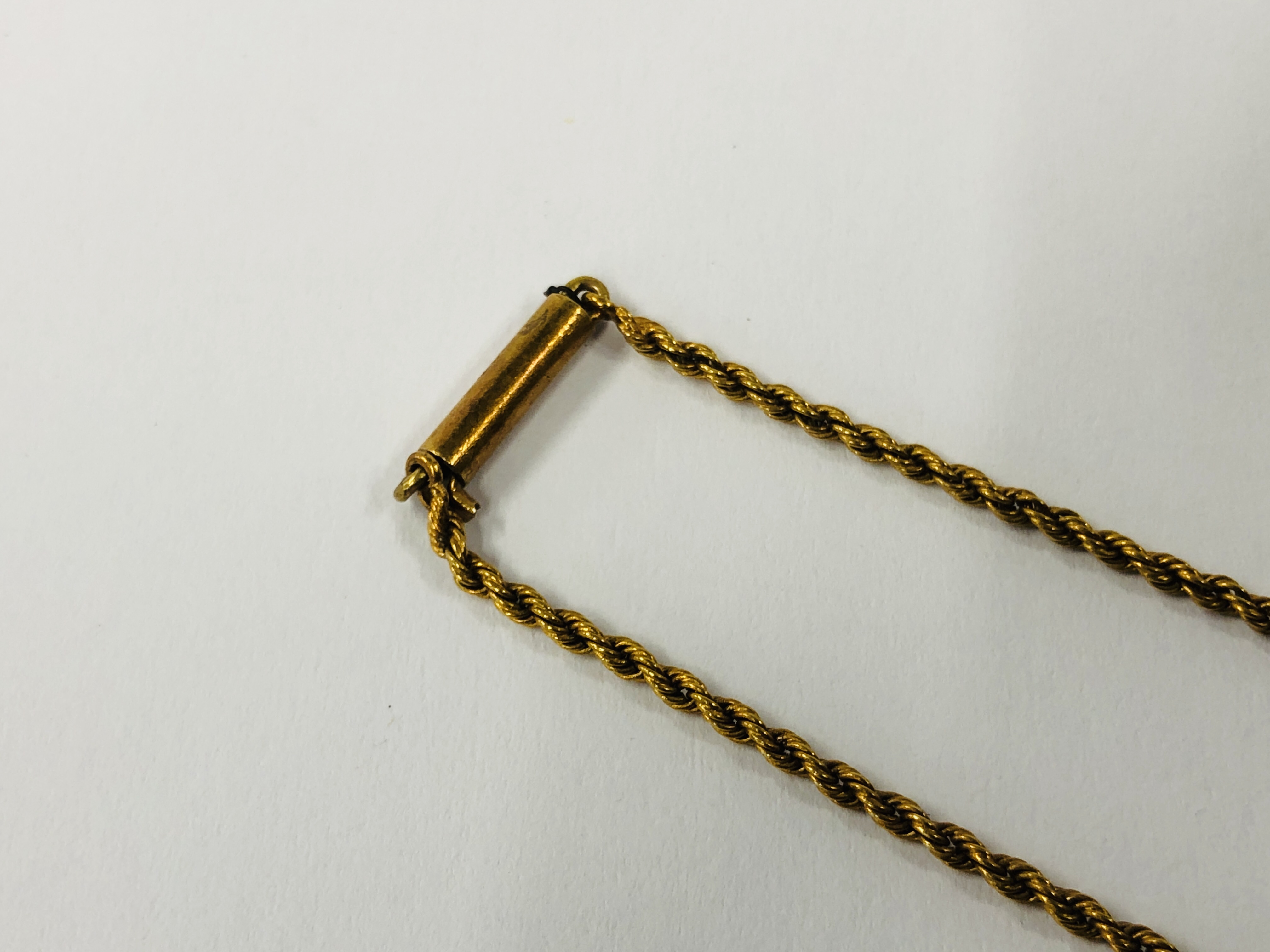 AN ANTIQUE CHILD'S YELLOW METAL ROPE DESIGN NECKLACE SET WITH SEED PEARLS, LENGTH 31CM. - Image 5 of 9