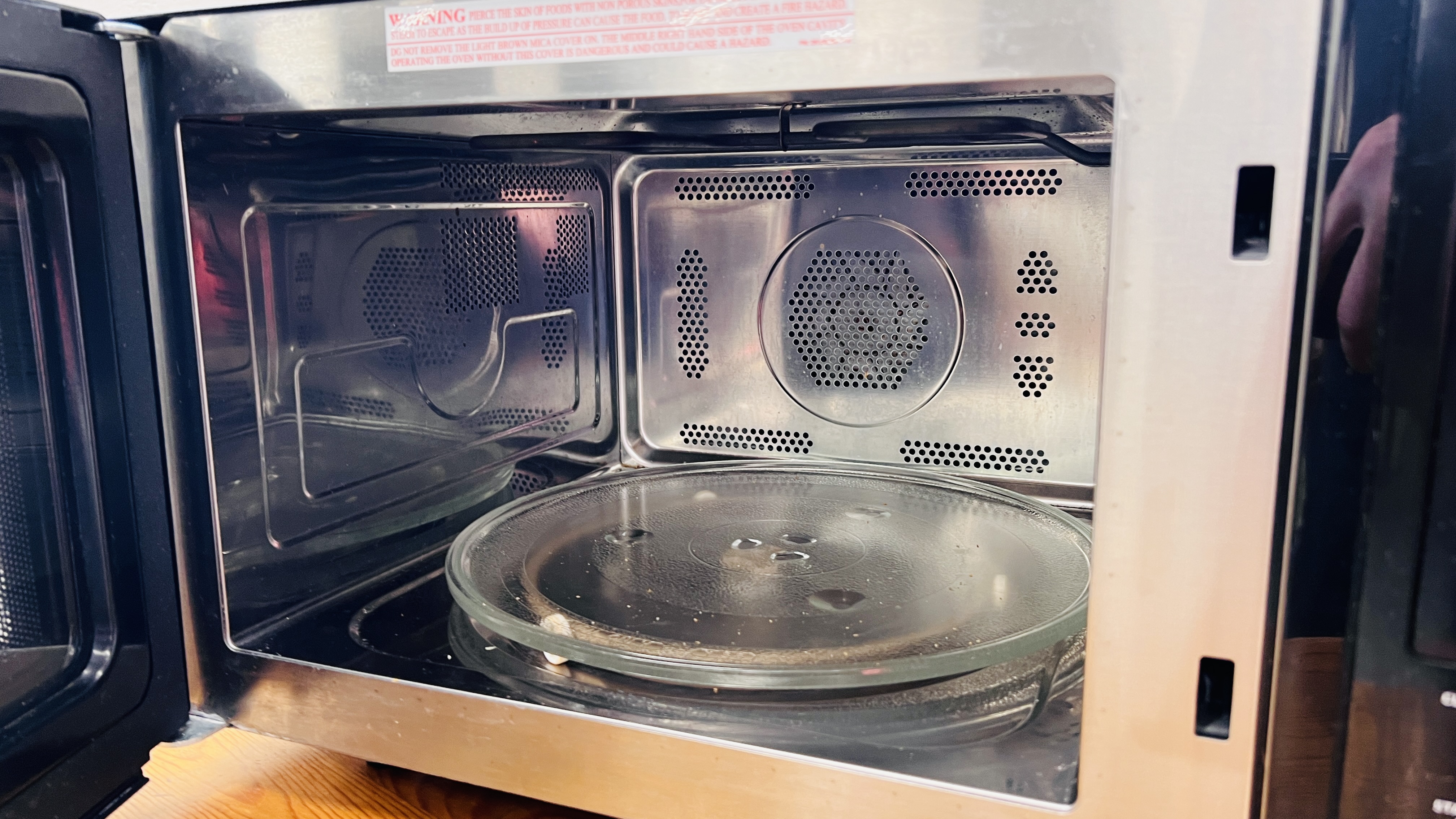 DELONGHI MICROWAVE OVEN, BLACK FINISH. - SOLD AS SEEN. - Image 5 of 5