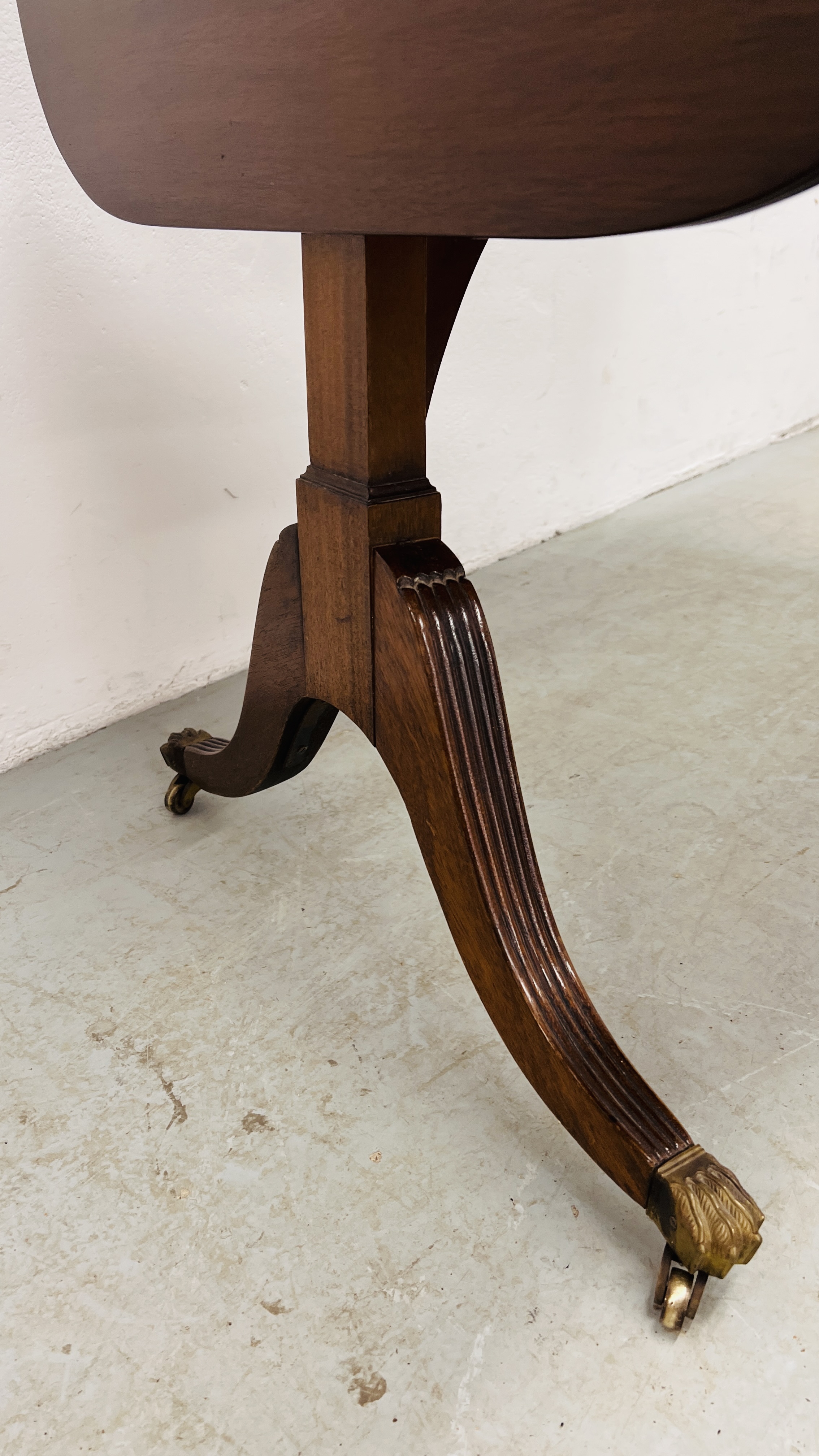 A REPRODUCTION REGENCY MAHOGANY SOFA TABLE WITH TWO FRIEZE DRAWERS. - Image 6 of 10