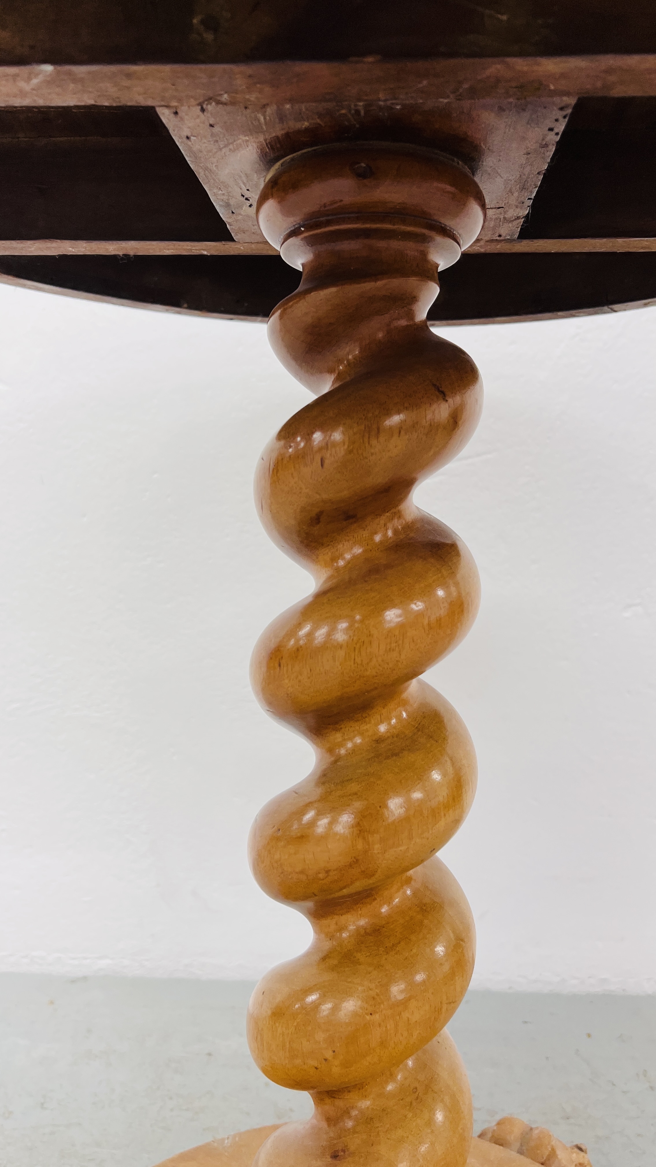 A VICTORIAN INLAID WALNUT CIRCULAR TABLE ON A CORKSCREW COLUMN AND A CIRCULAR BASE AND LIONS CLAW - Image 6 of 8