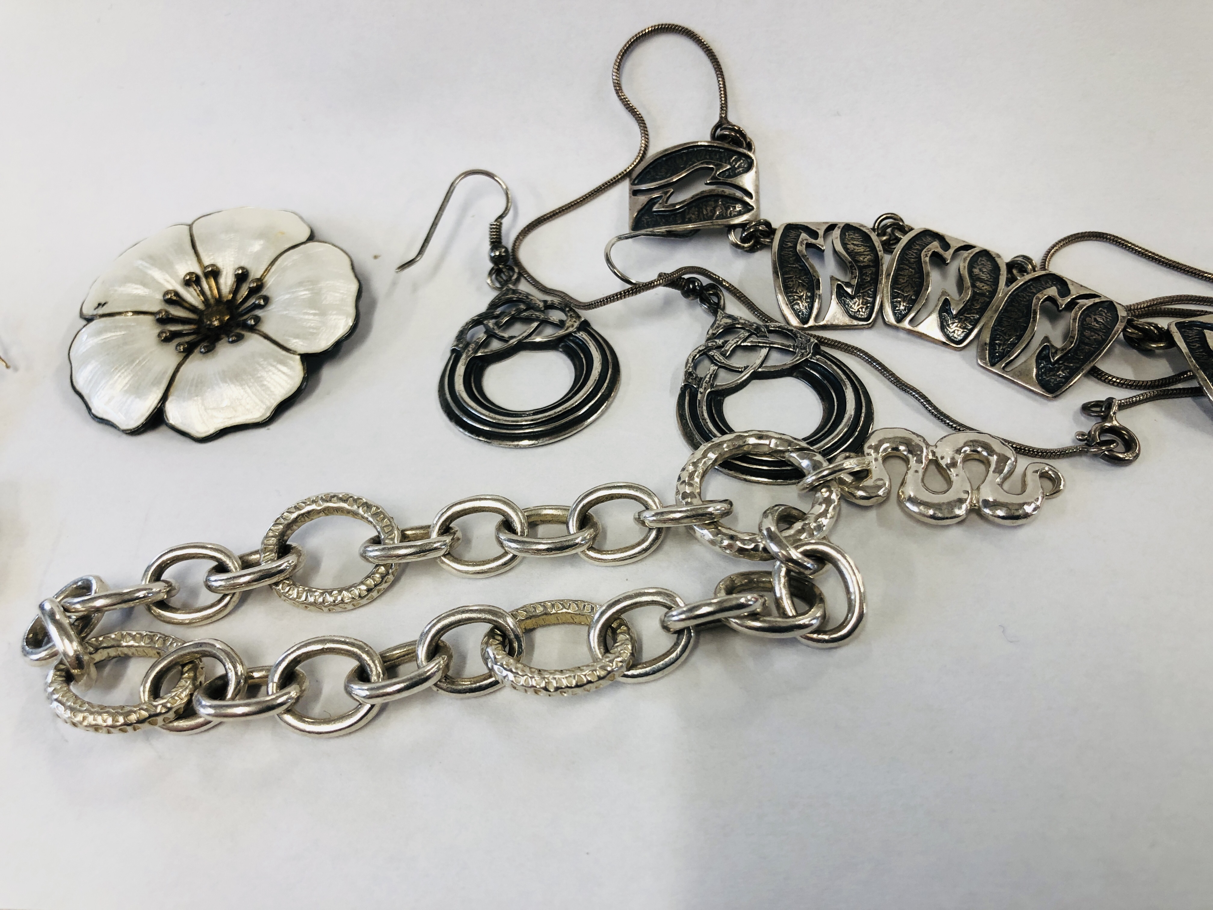 A COLLECTION OF SILVER DESIGNER JEWELLERY. - Image 5 of 7