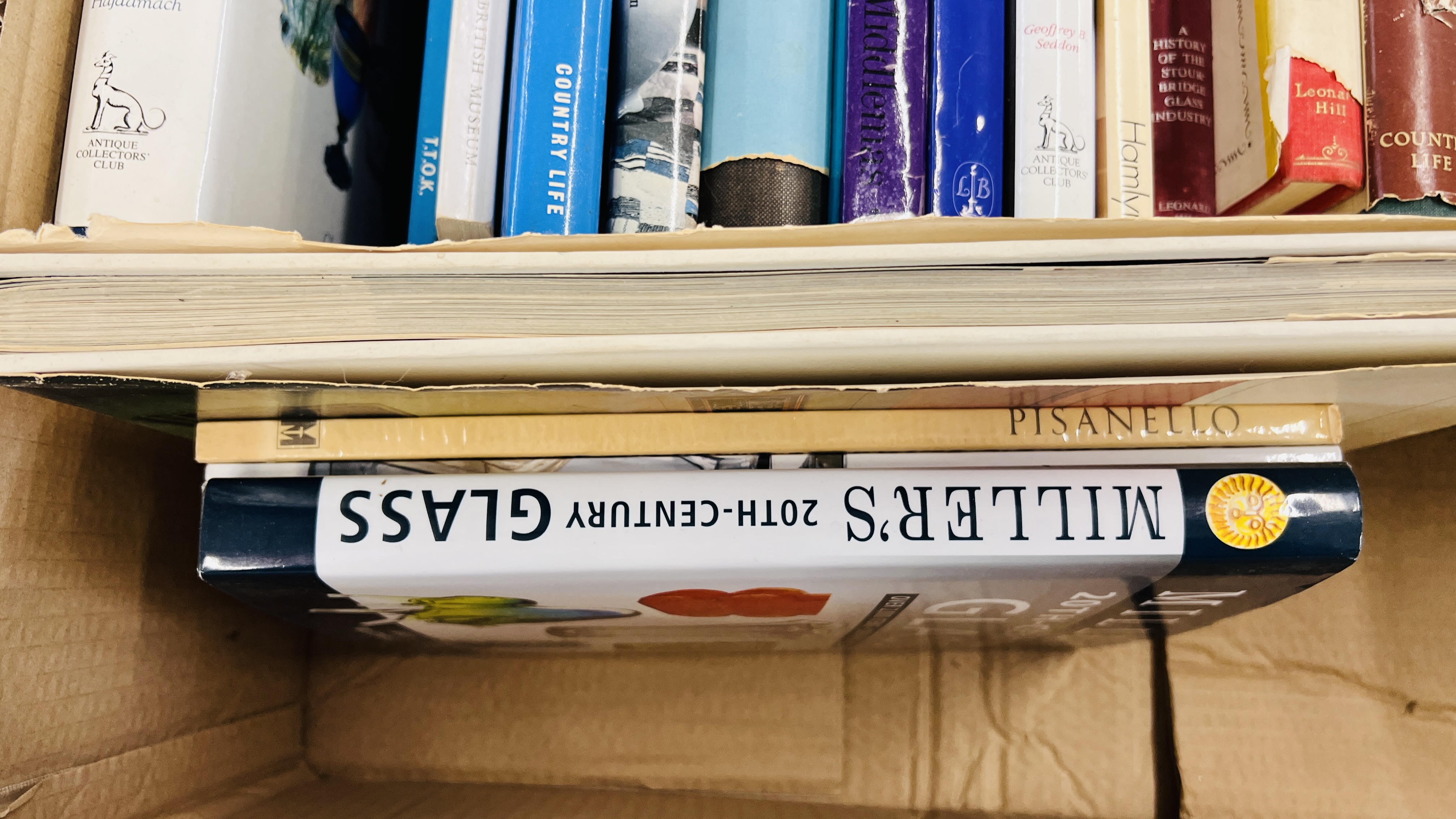 BOX CONTAINING GLASS REFERENCE AND DESIGN BOOKS TO INCLUDE SUSAN TOBIN - WEDGWOOD GLASS, - Image 11 of 12