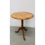 A HONEY PINE PEDESTAL SIDE TABLE WITH CIRCULAR TOP, DIAMETER 60CM.