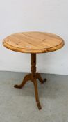 A HONEY PINE PEDESTAL SIDE TABLE WITH CIRCULAR TOP, DIAMETER 60CM.