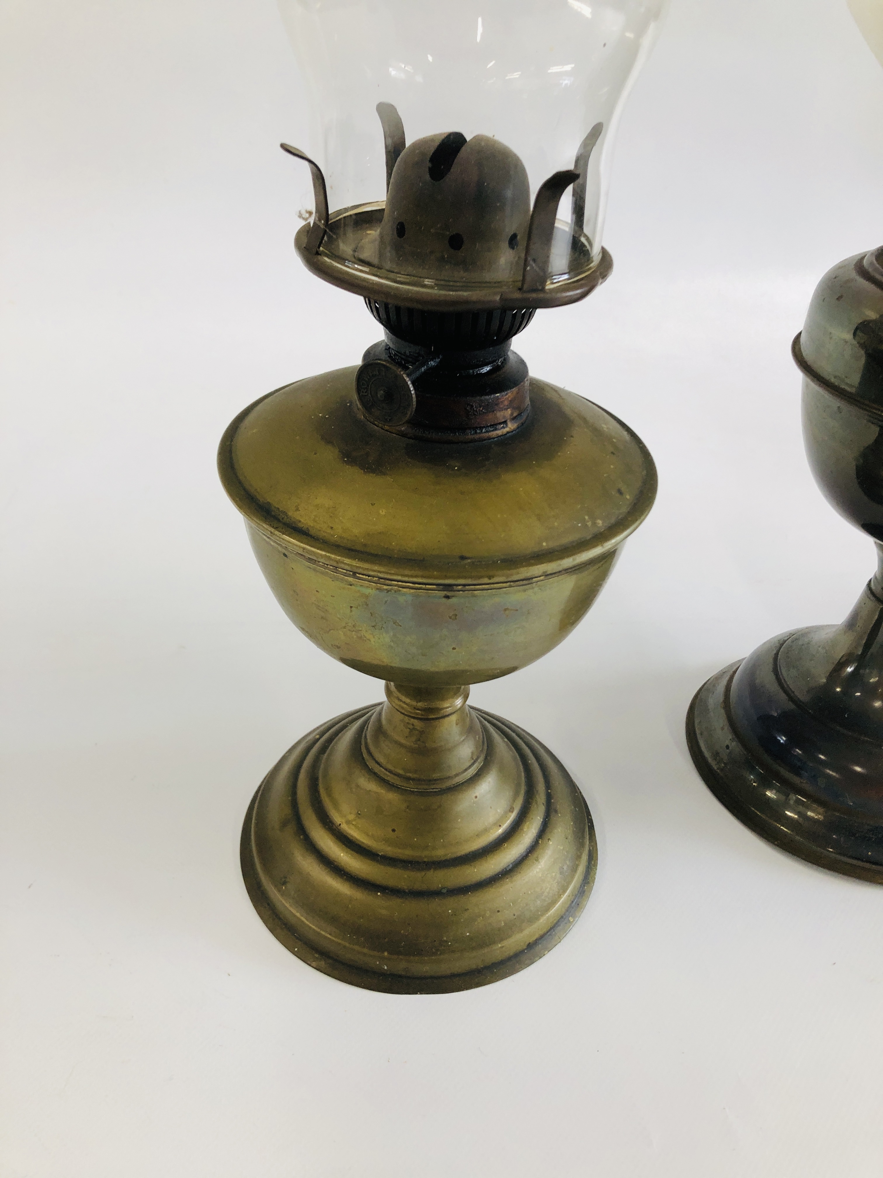 A GROUP OF 3 VINTAGE BRASS OIL LAMPS WITH CLEAR GLASS FUNNELS AND TWO WHITE GLASS SHADES - Image 4 of 7